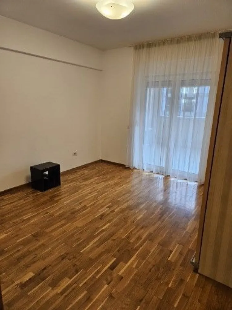 BRASADAS vinde ap 2 cam Herastrau - Agentia Imobiliara BRASADAS vinde apartament cu doua camere in zona Soseaua Nordului, etaj 4/6. 
Suprafata utila 64mp +16mp balcon. 
Gresie, faianta, parchet, temopan, masina de spalat rufe, aer conditionat, bucataria mobilata, frigider.
www.brasadas.com.