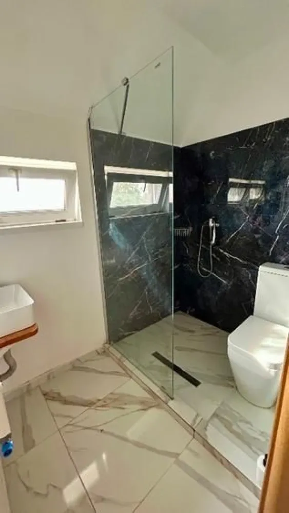 BRASADAS vinde ap 2 cam Dorobanti pe Radu Beller. - Agentia Imobiliara BRASADAS vinde apartament 2 camere, 42 mp in Dorobanti, Str. Radu Beller, etaj 4 din 4, mansarda inalta, stradal, vedere dubla, semidecomandat.
Dotat si utilat complet, mobilier modern, renovat integral in 2021, schimbat gresie, faianta, parchet, usi interior, montat centrala termica pe gaz, refacut instalatiile termice (cupru) si apa (toate tevile noi), corpuri de iluminat. 
Are AC (Panasonic, revizie facuta), frigider (2024), cuptor (2023), plita vitroceramica (2021), masina de spalat (2025). Acoperisul a fost renovat in 2023.

Este un apartament boem cu vedere pe fata spre Parcul Floreasca, pe spate Televiziunea Romana, foarte aproape de parcul Floreasca (in fata vilei), Lacul Floreasca, Sala Floreasca, Piata Dorobanti, cartierul Primaverii. 

Cladirea din 1949 nu este pe lista cu risc seismic, conform actelor a fost locuinta unifamiliala a unui cuplu.

www.brasadas.com.