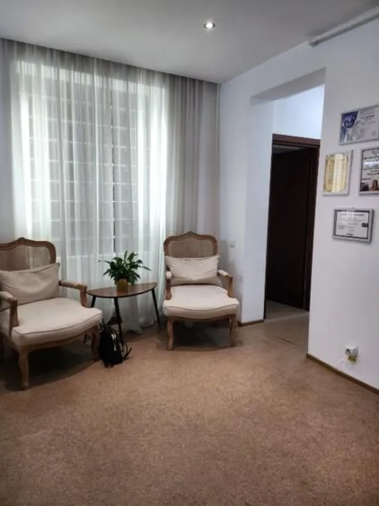 Vanzare apartament in vila ultracentral - Apartament de vânzare in vila, etaj , fara risc seismic , este folosit ca spatiu comercial dar poate fi si apartament de locuit ,este renovat recent, centrala termica proprie, AC, garaj in folosință. momentan apt este inchiriat.