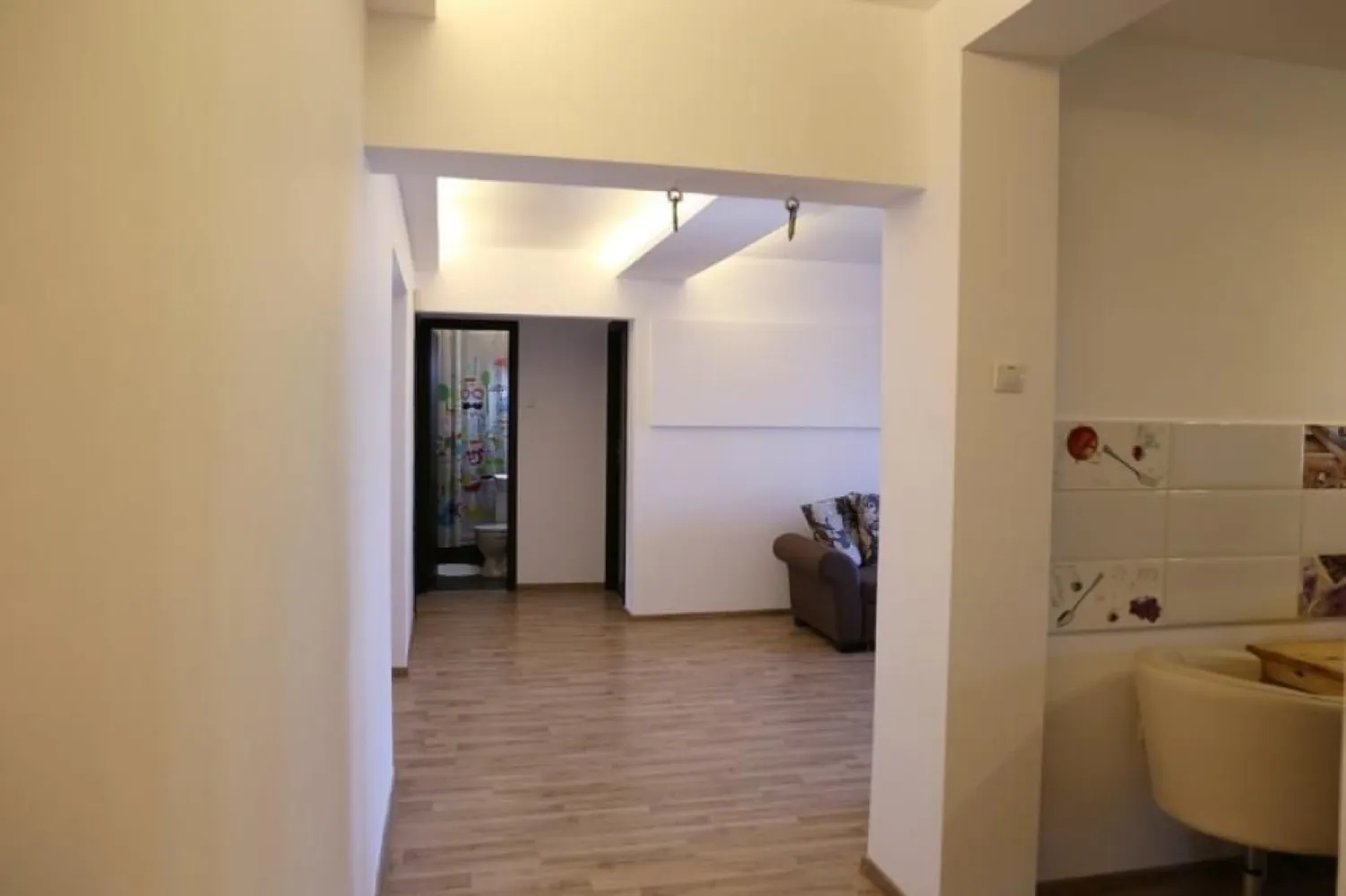 BRASADAS vinde ap 4 cam zona Unirii. - Agentia Imobiliara BRASADAS vinde apartament cu 4 camere, spatios (aprox 95mp utili), foarte luminos.
Este mobilat si utilat cu: aparate de aer conditionat si rulouri exterioare in toate camerele, masina de spalat rufe, masina de spalat vase, cuptor electric, plita si hota, combina frigorifica, TV.
Blocul este din 1992, bine intretinut, curat si cu vecini linistiti.
Apartamentul este situat pe Bulevardul Libertatii, la etajul 7, avand o frumoasa vedere atat catre Casa Poporului cat si catre zona 11 Iunie/Mitropolie.
Se ajunge usor la statiile de metrou Unirii si Izvor, cat si la parcurile Carol si Izvor.
In proximitatea blocului sunt statii RATB 117, 32, 23 si multe magazine, restaurante.
Se vinde mobilat si utilat ca in poze.
www.brasadas.com.