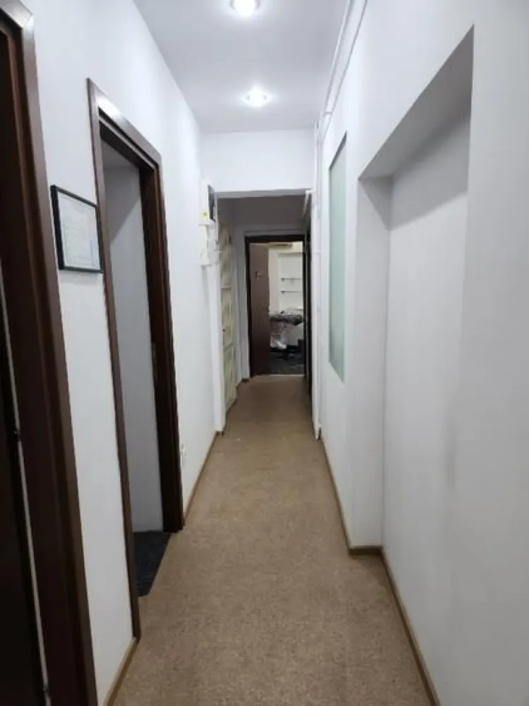 Vanzare apartament in vila ultracentral - Apartament de vânzare in vila, etaj , fara risc seismic , este folosit ca spatiu comercial dar poate fi si apartament de locuit ,este renovat recent, centrala termica proprie, AC, garaj in folosință. momentan apt este inchiriat.