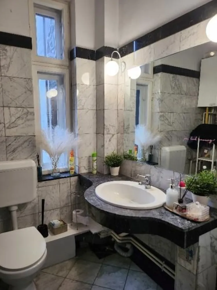 Vanzare apartament in vila ultracentral - Apartament de vânzare in vila, etaj , fara risc seismic , este folosit ca spatiu comercial dar poate fi si apartament de locuit ,este renovat recent, centrala termica proprie, AC, garaj in folosință. momentan apt este inchiriat.