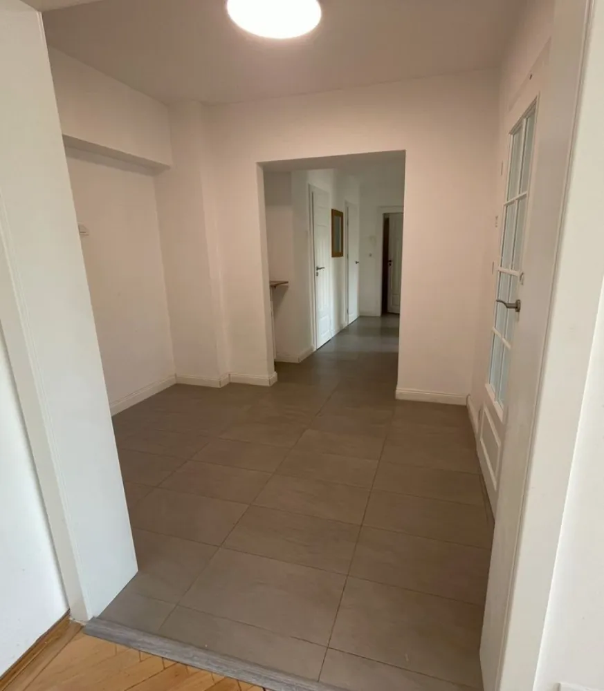 BRASADAS vinde ap 3 cam Unirii - Radu Voda - Agentia Imobiliara BRASADAS vinde apartament cu 3 camere renovat in 2020, utilat. 
Apartamentul se afla intr-o zona linistita, pe strada Radu Voda.
- 2 bai
- 2 balcoane deschise
- 2 spatii depozitare, debara + camara.
www.brasadas.com.