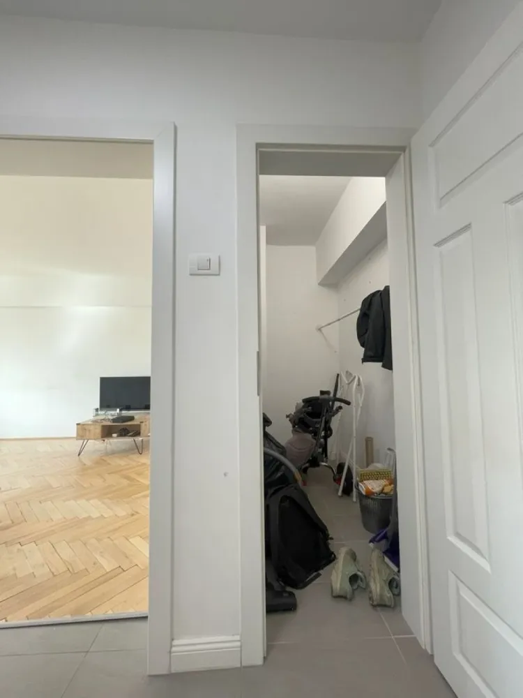 BRASADAS vinde ap 3 cam Unirii - Radu Voda - Agentia Imobiliara BRASADAS vinde apartament cu 3 camere renovat in 2020, utilat. 
Apartamentul se afla intr-o zona linistita, pe strada Radu Voda.
- 2 bai
- 2 balcoane deschise
- 2 spatii depozitare, debara + camara.
www.brasadas.com.