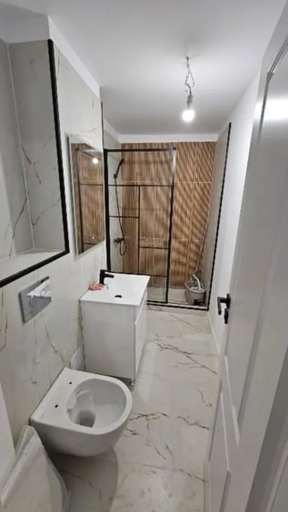 Inchiriez garsoniera nemobilata, Unirii, Goga, langa Camera de Comert, Inalta Cu - Inchiriez garsoniera renovata lux, prima inchiriere, nemobilata pentru persoanele care vor sa-si faca birou ori au mobila proprie.
Locatie centrala, langa Camera de Comert, la 5 minute de mers pe jos de Tribunalul Bucuresti, 10 minute de statiile de metrou Timpuri Noi sau Unirii, distanta egala, 20 minute de Bucuresti Mall. Fiind in planul doi este o zona foarte linistita si cu multa verdeata. La cerere poate fi mobilata si utilata. Dotari-aer conditionat nou, baie utilata, mobila de bucatarie in curs de montare.