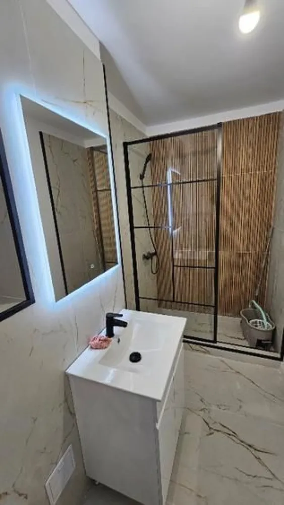 Inchiriez garsoniera nemobilata, Unirii, Goga, langa Camera de Comert, Inalta Cu - Inchiriez garsoniera renovata lux, prima inchiriere, nemobilata pentru persoanele care vor sa-si faca birou ori au mobila proprie.
Locatie centrala, langa Camera de Comert, la 5 minute de mers pe jos de Tribunalul Bucuresti, 10 minute de statiile de metrou Timpuri Noi sau Unirii, distanta egala, 20 minute de Bucuresti Mall. Fiind in planul doi este o zona foarte linistita si cu multa verdeata. La cerere poate fi mobilata si utilata. Dotari-aer conditionat nou, baie utilata, mobila de bucatarie in curs de montare.