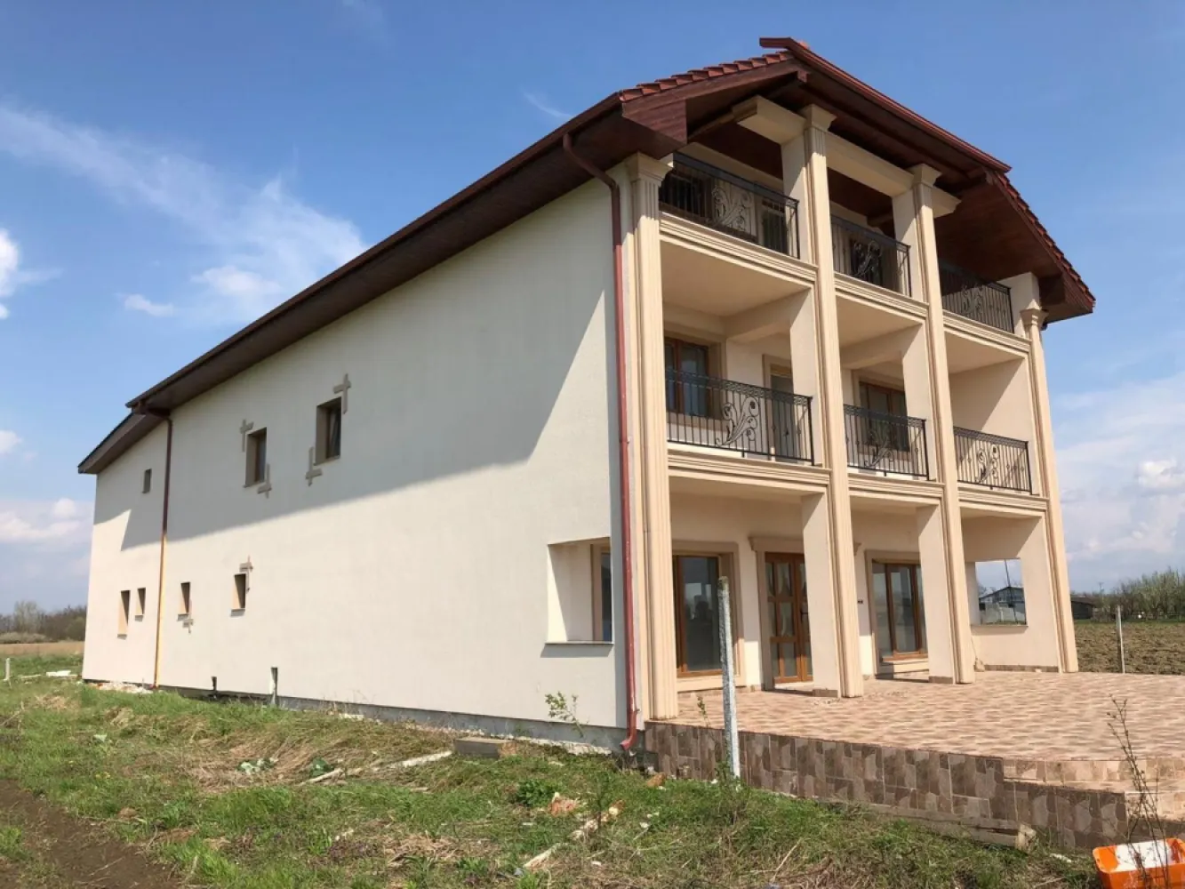 BRASADAS vinde pensiune/hotel. - Agentia Imobiliara BRASADAS vinde pensiune / hotel neterminat

Cladirea are 12 camere cu bai, 700 mp. si 6.800 mp. teren intravilan.
detin materialele petru finalizarea cladiri bai (gresi dusuri wc parchet holuri adezivi )doar trebe terminata manopera 
Se accepta unele schimburi cu casa/ apartament plus minus diferenta.

www.brasadas.com