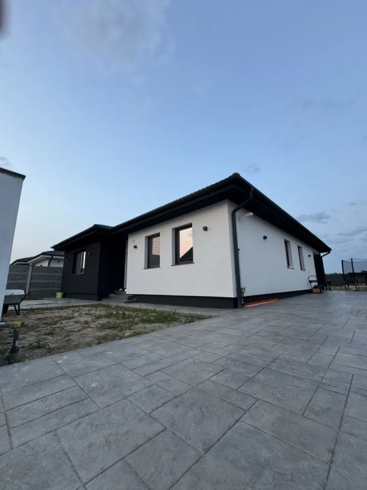 Vand casa str. Giulia ( odoreului ) - Casa Parter suprafete: Suprafata teren = 650mp2

Suprafata construita = 137 mp2
Suprafața utila = 117 mp2

3 dormitoare, 2 bai, living + bucatarie si terasa.

Exterior finisat 

termosistem cu grosime de 10 cm EPS80 doua maini de adeziv cu plasa de armare tencuiala decorativa in 2 culori (alb/gri) ( decorativa STO) tamplarie PVC REHAU gri antracit 4 anotimpuri

Interior mobilat și utilat 

instalatie sanitara pe pozitie

instalatie electrica pe pozitie incalzire prin pardoseala

doua maini de glet
zugrăvită in alb - vopsea SAVANA

Tavan, placa de beton izolat cu bobițe granulare de polistiren de 10 cm

Curte beton amprentat, gard făcut 

Toate electrocasnicele sunt în garanție