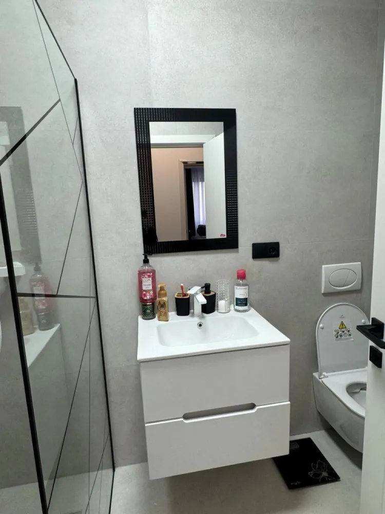 Vand casa str. Giulia ( odoreului ) - Casa Parter suprafete: Suprafata teren = 650mp2

Suprafata construita = 137 mp2
Suprafața utila = 117 mp2

3 dormitoare, 2 bai, living + bucatarie si terasa.

Exterior finisat 

termosistem cu grosime de 10 cm EPS80 doua maini de adeziv cu plasa de armare tencuiala decorativa in 2 culori (alb/gri) ( decorativa STO) tamplarie PVC REHAU gri antracit 4 anotimpuri

Interior mobilat și utilat 

instalatie sanitara pe pozitie

instalatie electrica pe pozitie incalzire prin pardoseala

doua maini de glet
zugrăvită in alb - vopsea SAVANA

Tavan, placa de beton izolat cu bobițe granulare de polistiren de 10 cm

Curte beton amprentat, gard făcut 

Toate electrocasnicele sunt în garanție