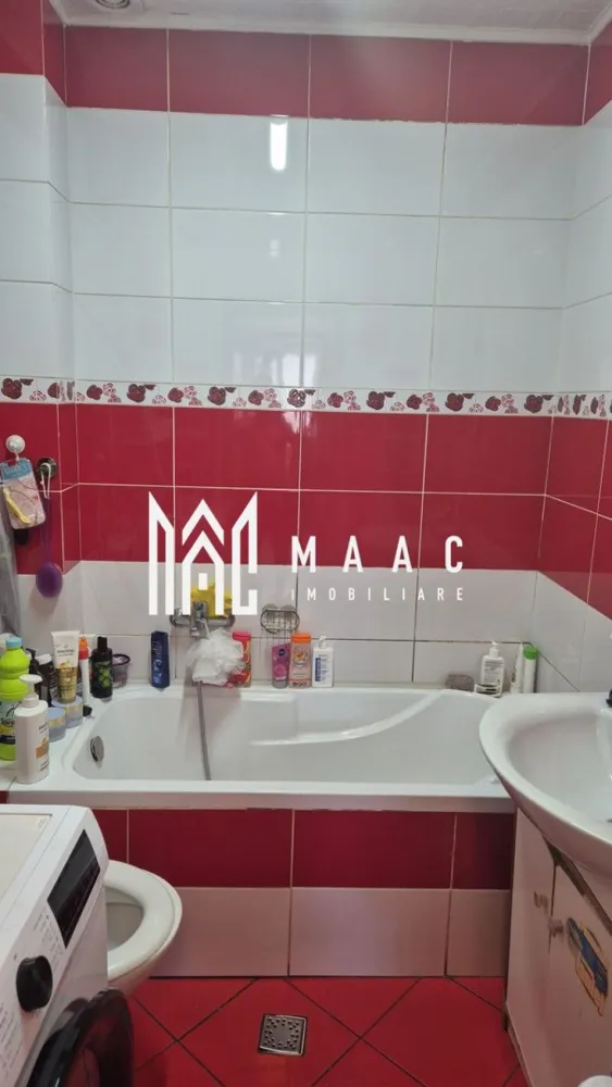 Apartament 3 camere | 61MPU | Pivnita | Zona Lazaret - MAAC Imobiliare vă prezintă un apartament cu 3 camere situat la mansardă, perfect pentru cei care caută confort, liniște și acces rapid către toate punctele de interes din Sibiu. Caracteristici principale: Suprafață utilă: 61 mp. 3 camere (2 dormitoare). Bucătărie separată. Baie + baie de serviciu. Etaj: 5 (mansardă). Se vinde complet mobilat. Imobil construit în 2010. Include pivniță. Dotări și facilități: Centrală proprie și calorifere. Uși și ferestre termopan. Acces rapid la mijloace de transport și străzi asfaltate. Pentru mai multe detalii specificatii telefonic ca ati vazut anuntul cu ID: CP2590886 }}