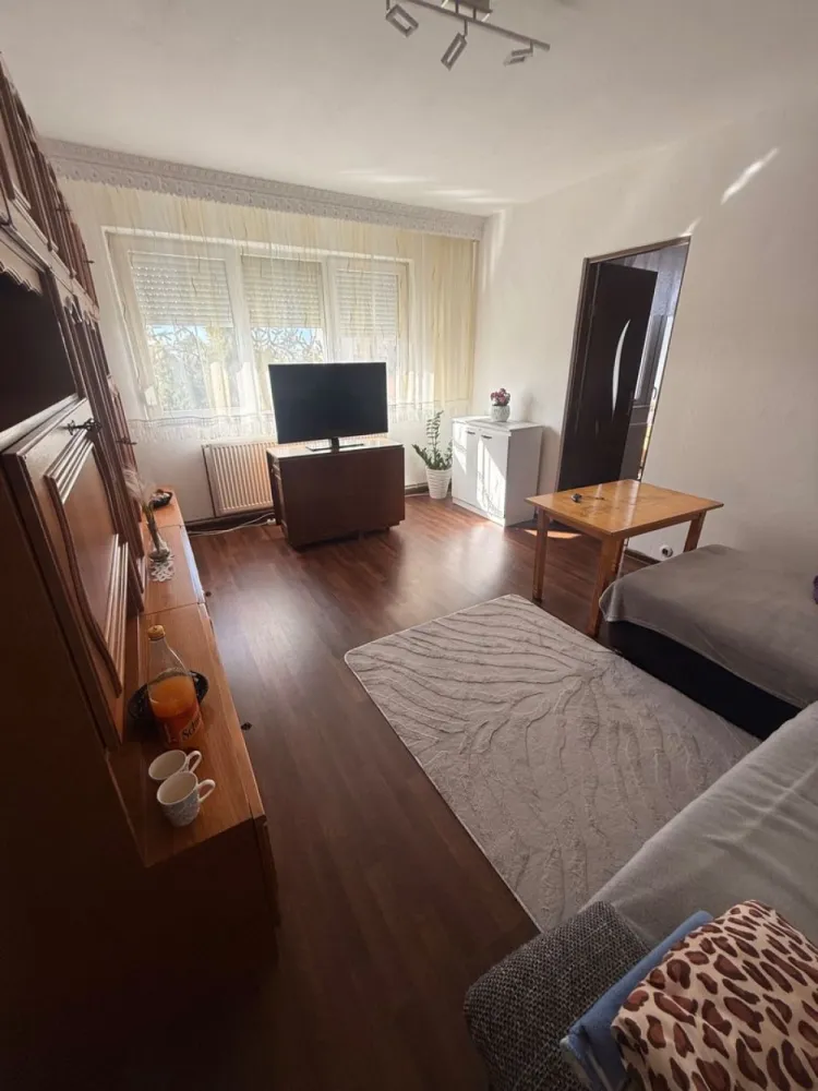 BRASADAS vinde ap 2 cam etaj 4/4 in Micro 15. - Agentia imobiliara BRASADAS vinde apartament in Micro 15 la etaj 4/4.
In apropierea spitalului, scolii, creșei si pieței.
*geamuri termopan 
*acoperiș 
*microcentrala 
•mobilat 
•utilități (cuptor electric,frigider incorporat,aragaz)
•izolat exterior
Www.brasadas.com.