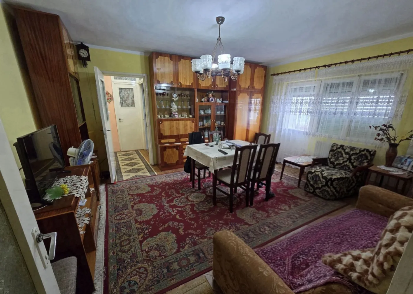 Apartament 2 camere Micro 16 etaj 1 ! - Se oferă spre vânzare un apartament cu 2 camere, situat în cartierul Micro 16, într-o zonă liniștită, ideală pentru locuit. Imobilul este amplasat la etajul 1 și are o suprafață totală generoasă de 77 mp.
Apartamentul este bine compartimentat și cuprinde:
2 camere
bucătărie spațioasă cu debara
hol de intrare cu spațiu de depozitare
hol secundar cu vestibul
baie cu cadă și geam (ventilație naturală)
balcon închis

Dotări și beneficii:
centrală termică proprie funcțională
geamuri termopan cu tâmplărie PVC
balcon închis cu termopan
izolație termică exterioară
ușă metalică de siguranță
interfon

Apartamentul se vinde complet mobilat, exact ca în poze. În preț sunt incluse mobilierul, canapelele și o mașină de spălat funcțională.

În imediata apropiere există magazine , parcuri , farmacii , statie de bus , 

Se poate rezerva loc de parcare în fața blocului !

Este o alegere potrivită atât pentru locuit, cât și pentru investiție.

Prețul este ușor negociabil !