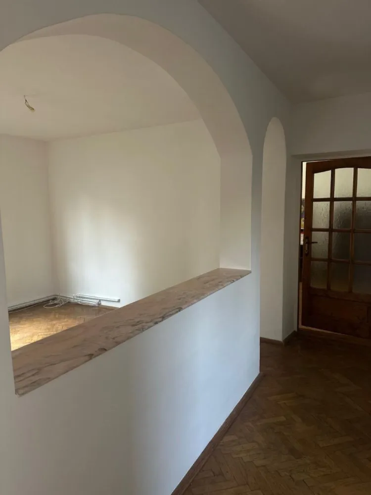 BRASADAS vinde ap 3 cam la PARTER. - Agenția imobiliara BRASADAS vinde apartament cu 3 camere situat la parter, decomandat.

Beneficiază de beci generos pentru depozitare, parcare proprie. Ideal pentru familie sau pentru cei care caută acces facil și spații bine organizate.

www.brasadas.com.