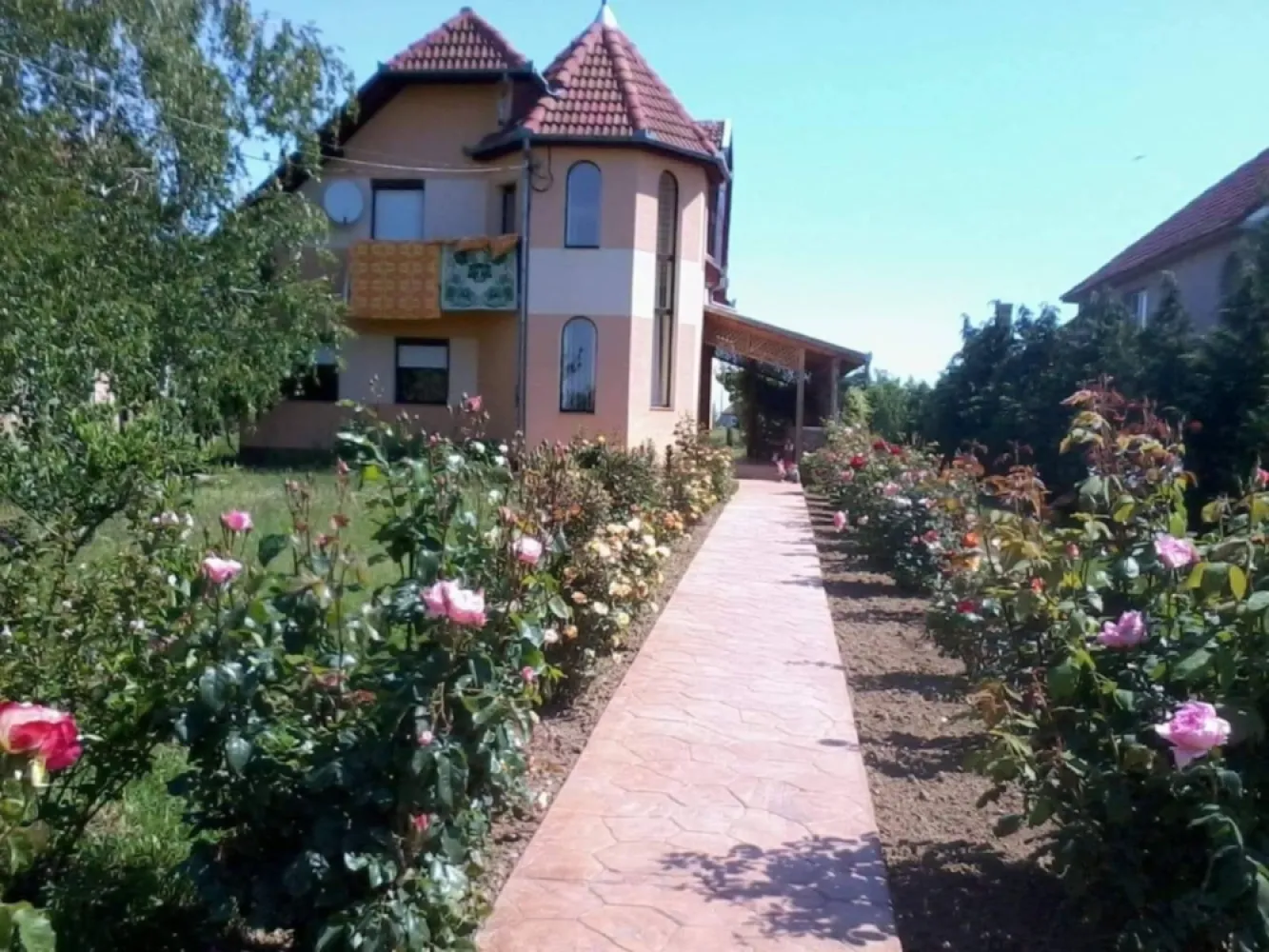 Casă 2 familii / firmă + livadă Satu Mare - Cionchești - Casă 2 familii / firmă + livadă in Cionchești – la doar 2 minute de Satu Mare, zonă liniștită, acces rapid.
Ideală pentru familie mare sau sediu firmă – investiție excelentă!
Teren: 1700 mp
Suprafață construită: 380 mp
Proprietate formată din 2 locuințe separate
Casa principală: 3 dormitoare, 2 băi mari, living spațios și luminos, 2 holuri mari, balcon, terasă mare
A doua locuință (perfectă pentru familie separată sau firmă): 2 camere, bucătărie, terasa inchisa 
In spate - cămară alimente, cameră tehnică, garaj, terasă, atelier / cameră scule, spații depozitare
Dotări moderne: pompă de căldură (achiziționată), panouri fotovoltaice + prosumator (costuri reduse la energie), panou solar pentru apă caldă, izolație exterioară cu polistiren, ferestre termopan, parchet masiv
Exterior: livadă cu pomi fructiferi, vie întreținută, curte mare - ideală pentru relaxare, cuptor + barbeque din cărămidă
Se vinde complet mobilată și utilată – gata de mutat imediat.
Potrivit pentru: familie mare, sediu firmă / birouri, investiție, activitate comercială