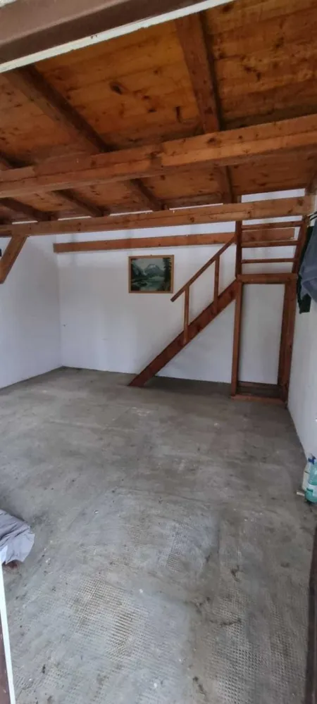 Casa cu 7,7 ari de teren in Bercu rosu, strada Afinelor - Casa construita in anul 1997 din zidarie, pe fundatie din beton, cu suprafata utila de aproximativ 52 mp compusa din living cu bucatarie si mansarda, plus un beci generos, si terasa acoperita in fata casei.

Casa este foarte luminoasa si bine pozitionata, si s-a pastrat in conditii excelente fara infiltratii, igrasie sau mucegai. Geamurile sunt duble din lemn, usa este din lemn. Accesul atat pietonal cat si auto la casa se face pe un drum de 60 de metri care este inscris in cf. 
Curtea este bogata in spatiu verde, exista si un gril, livada de meri, peri, pruni, mure, zmeura, smochin, capsuni,gutui si vita de vie cu struguri albi si rosii.

Utilitati: curent, apa canalizare, fibra optica introduse de curand.Gazul se gaseste la strada in fata proprietatii.
Se accepta si variante : garsoniera in zona decenta plus diferenta de bani, sau 2 garsoniere.
Detin toate documentele care atesta constructia casei la standardele legale ( proiect, autorizatii, facturi, chitante ).
Sunati-ma doar daca sunteti interesati (zero,sapte,patru,zero,unu,doi,opt,opt,cinci,sapte ) exclus orice fel de intermediari.