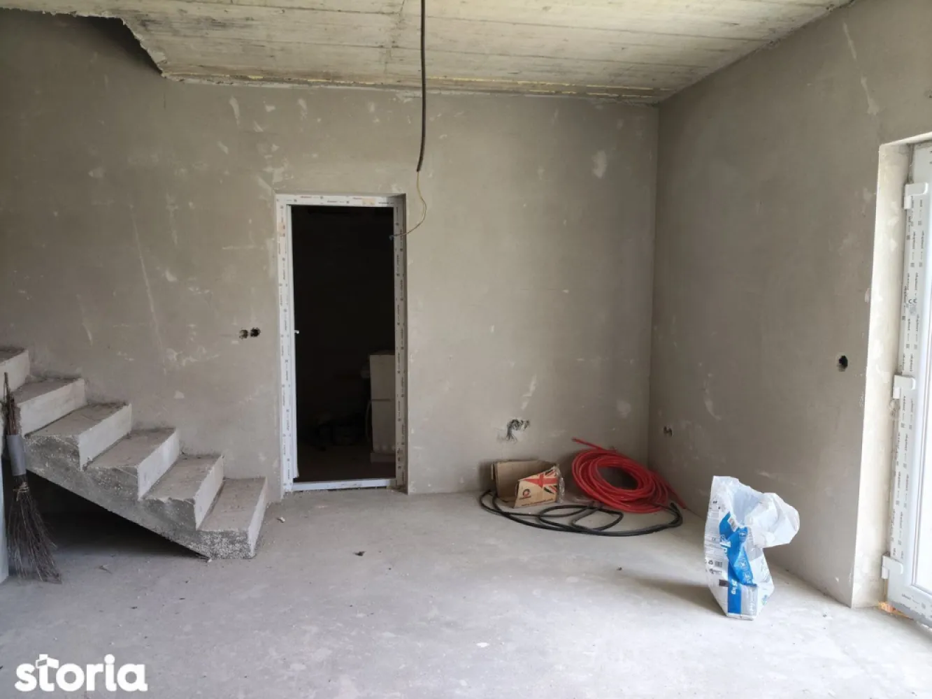Casa Nouă de vânzare - Casă de 125 M2, parter+etaj, suprafață teren 300 M2,4 camere,salon, bucătărie deschisă americană, 2 bai , garaj cu acces direct din salon, zonă liniștită, cartier de case in apropierea digului Someșului la 100m .Finisată exterior iar interior la gri.Preț ușor negociabil