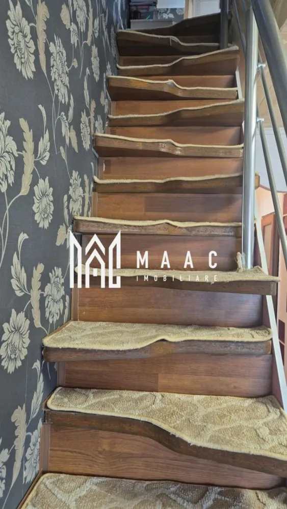 Apartament 3 camere | 61MPU | Pivnita | Zona Lazaret - MAAC Imobiliare vă prezintă un apartament cu 3 camere situat la mansardă, perfect pentru cei care caută confort, liniște și acces rapid către toate punctele de interes din Sibiu. Caracteristici principale: Suprafață utilă: 61 mp. 3 camere (2 dormitoare). Bucătărie separată. Baie + baie de serviciu. Etaj: 5 (mansardă). Se vinde complet mobilat. Imobil construit în 2010. Include pivniță. Dotări și facilități: Centrală proprie și calorifere. Uși și ferestre termopan. Acces rapid la mijloace de transport și străzi asfaltate. Pentru mai multe detalii specificatii telefonic ca ati vazut anuntul cu ID: CP2590886 }}