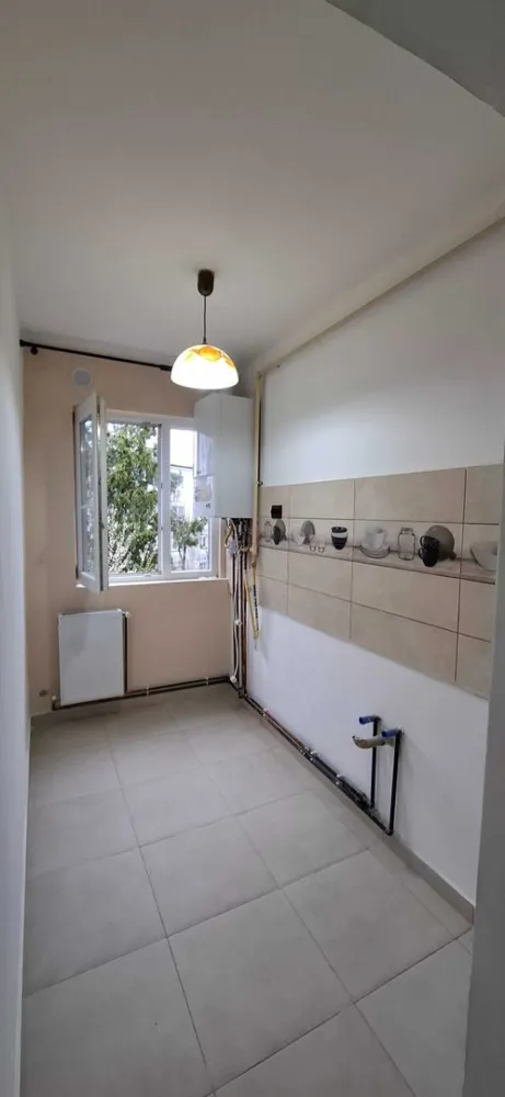 BRASADAS vinde ap 2 cam etaj 3/4 in Micro 15. - Agentia Imobiliara BRASADAS vinde apartament cu 2 camere in zona Careiului situat la etajul 3/4 intr-o zona foarte buna,linistita ,frumos amenajat, Blocul este situat in Micro 15 .
In apropiere se afla multe magazine, scoala, parc,loc de joaca pt copii,statie de autobuz ,piata ,spital,etc
Apartamentul are o suprafata utila de 41 mp,cu balcon inchis,recent a fost renovat si finisat complet,izolat la exterior, geamurile termopan,toate usile inclusiv si usa de la intrare noua ,centrala termica montat recent,instalatie noua,parchet laminat, gresie si faianta in baie si bucatarie .
Apartamentul este luminos avand o asezare de nord-est . 
Intrarea in bloc cu usa din termopan si acces cu interfon.
Imobilul imediat ocupabil.
Pentru mai multe oferte accesați www.brasadas.com.