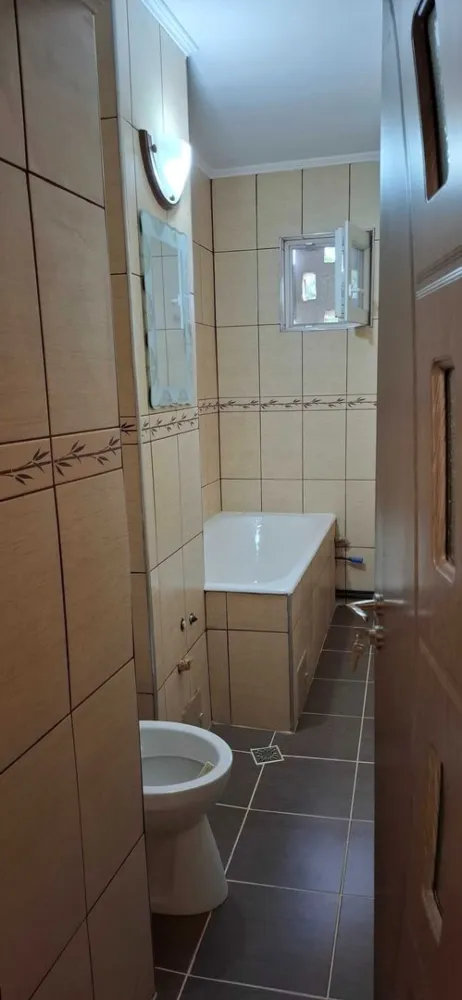 BRASADAS vinde ap 2 cam etaj 3/4 in Micro 15. - Agentia Imobiliara BRASADAS vinde apartament cu 2 camere in zona Careiului situat la etajul 3/4 intr-o zona foarte buna,linistita ,frumos amenajat, Blocul este situat in Micro 15 .
In apropiere se afla multe magazine, scoala, parc,loc de joaca pt copii,statie de autobuz ,piata ,spital,etc
Apartamentul are o suprafata utila de 41 mp,cu balcon inchis,recent a fost renovat si finisat complet,izolat la exterior, geamurile termopan,toate usile inclusiv si usa de la intrare noua ,centrala termica montat recent,instalatie noua,parchet laminat, gresie si faianta in baie si bucatarie .
Apartamentul este luminos avand o asezare de nord-est . 
Intrarea in bloc cu usa din termopan si acces cu interfon.
Imobilul imediat ocupabil.
Pentru mai multe oferte accesați www.brasadas.com.