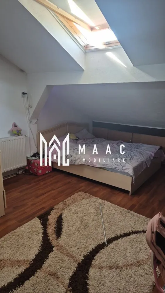 Apartament 3 camere | 61MPU | Pivnita | Zona Lazaret - MAAC Imobiliare vă prezintă un apartament cu 3 camere situat la mansardă, perfect pentru cei care caută confort, liniște și acces rapid către toate punctele de interes din Sibiu. Caracteristici principale: Suprafață utilă: 61 mp. 3 camere (2 dormitoare). Bucătărie separată. Baie + baie de serviciu. Etaj: 5 (mansardă). Se vinde complet mobilat. Imobil construit în 2010. Include pivniță. Dotări și facilități: Centrală proprie și calorifere. Uși și ferestre termopan. Acces rapid la mijloace de transport și străzi asfaltate. Pentru mai multe detalii specificatii telefonic ca ati vazut anuntul cu ID: CP2590886 }}