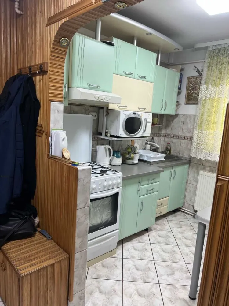 BRASADAS vinde ap 2 cam 65mp Et 4/4 Ultracentral. - Agenția imobiliara BRASADAS vinde apartament cu 2 camere, ULTRACENTRAL, etaj 4/4, 65,5mp.
Ap. 2 camere, semidecomandat, baie, bucatarie, balcon inchis, centrala termica, geamuri si uși termopan, parchet triplu stratificat, debara, AC, etc. Bloc de cărămida.
Se vinde mobilat si utilat + 2 beciuri. 
Avantaje: scoli si licee in apropiere, supermarket, Parc Central, Piata Mare, etc. 
Pentru mai multe oferte accesați www.brasadas.com.