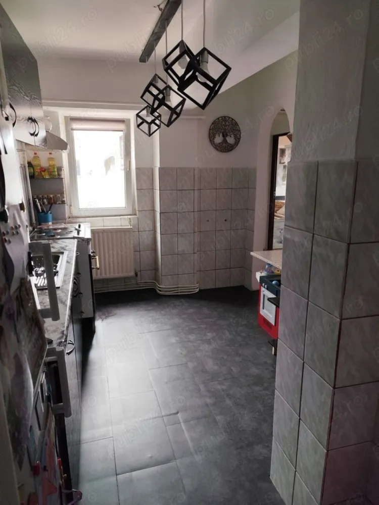 Ag BRASADAS vinde apt 3 cam etaj 4/4 Micro 16. - Agenția BRASADAS vinde apartament cu 3 camere, 2 holuri, 2 bai, bucătărie și debara în Micro16 etaj 4/4. 
Zonă foarte liniștită, vecini prietenoși, stație de autobuz în fața blocului și numeroase magazine. Profi,Unicarm,CBA etc) parc de joacă pentru copii, școli, grădinițe în apropiere
- încălzire cu centrala prin condensare noua
- aer condiționat nou
www.brasadas.com.