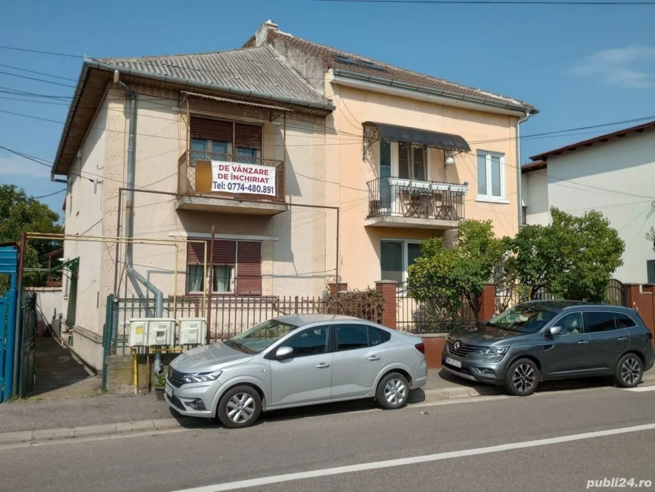 Ag BRASADAS vinde apt 3 camere la casa cu teren Axente Sever - Agenția BRASADAS vinde apartament in casa individuala tip P+1 Etaj si teren (singur in curte) in locul unui apartament la bloc.

Sufrageria de la parter are suprafata de 24 mp si se poate reconfigura modern in living + bucatarie.

Casa pretabila ca si locuinta, cabinet medical, cabinet stomatologic, sediu de firma.

Casa P+1 Etaj, singur in curte, construita in 1979 in Satu Mare, str Axente Sever colt cu str Argesului (900 m de la casa pe str Argesului pana la magazin LIDL din str Rodnei):
Suprafata totala de casa 112 mp este dispusa pe 2 nivele P+1 Etaj respectiv:
- parter 56 mp compus din 1 camera de 24 mp, 1 bucatarie, 1 baie, hol (beci cu intrare din hol parter)
- etaj 56 mp compus din 2 camere, 1 baie, hol si 1 balcon
Suprafata totala de teren 100 mp (singur in curte) din care ocupata la sol de casa 56 mp

Fundatie solida si inalta (are si beci cu coborare din holul de la parter), constructie realizata in anul 1979, peretii interiori exteriori sunt din caramida, se poate mansarda ca si la casa vecina.
Casa are parchet de lemn in camere, usi geamuri de lemn, incalzire centrala termica autorizata cu radiatoare de otel si intalatie termica in cupru, gresie faianta in bai.
Casa este locuibila la nivel de an 2004 cand a fost renovata si este racordata la reteaua publica de apa canal, gaz, curent.

Suprafata totala constructie 112 mp (fundatie de beton si pereti de caramida) rezulta un pret de 800 euro pe metru patrat (sub pret mp de apartament in bloc), inclus terenul de 100 mp.

In apropiere casei: Agenția Județeană pentru Ocuparea Forței de Muncă Satu-Mare, Liceul Teologic Ortodox Român Nicolae Steinhardt, Grădinița cu Program Prelungit 14 Mai, Lidl str Rodnei, Aquastar.

Din perspectiva suprafetei de 100 mp de teren aceasta casa P+1E poate sa fie o alternativa foarte buna la apartamentul cu 3, 4 camere din bloc in zona linistita de case si in apropiere de scoli, gradinite.
Nu doresc schimb in Satu Mare, posibil schimb cu proprietate in Baia Mare sau Cluj Floresti
