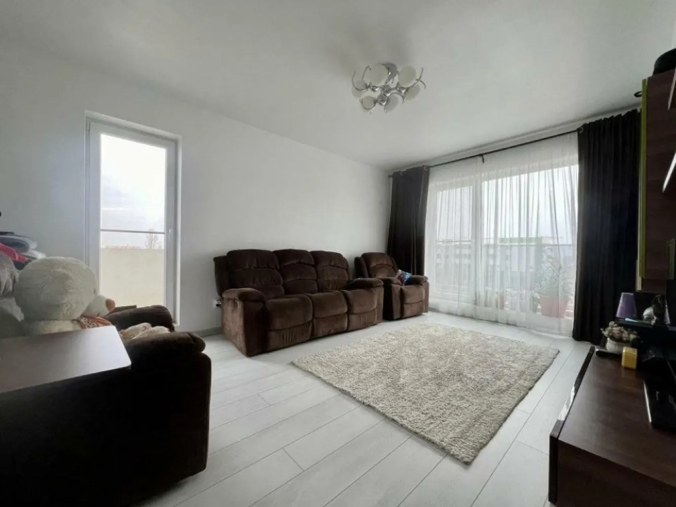 Ag BRASADAS vindap 3 cam terasa tip PENTHOUSE zona TITAN. - Ag BRASADAS vinde apartament spaţios cu 3 camere tip PENTHOUSE. 
Apartamentul este desfăşurat pe tot etajul 3, blocul având doar 3 etaje, cu suprafaţă utilă interioară de 85,3 mp şi suprafată totală de 137,5 mp în care sunt incluse terasele.
Apartamentul este compus din:
- Patru balcoane generoase, câte unul pe fiecare latură. 
- Dormitor matrimonial cu suprafaţa de 16,4 mp, acesta are o baie proprie de 5,7 mp.
- Dormitor cu suprafaţa de 14,5 mp.
- Living cu suprafaţa de 18,9 mp.
- Bucătărie cu formă pătrată cu suprafaţa de 12,1 mp.
- Hol spaţios, 12,4 mp.
- Baie pe hol cu suprafaţa de 5,3 mp.
Apartamentul are încălzire în pardoseală, este foarte spaţios şi luminos, anul construcţiei este 2023, se află într-o zonă cu regim de înălţime al imobilelor mic, în jurul blocului fiind construite case, se vinde cu 2 locuri de parcare. 
Blocul nu are lift.
Distanţe faţă de puncte de interes:
- 5 minute până la Parcul Teilor.
- 5 minute până la staţie STB.
- 20 minute până la metrou Nicolae Teclu.
- 5 minute până la Carrefour/Profi.

www.brasadas.com