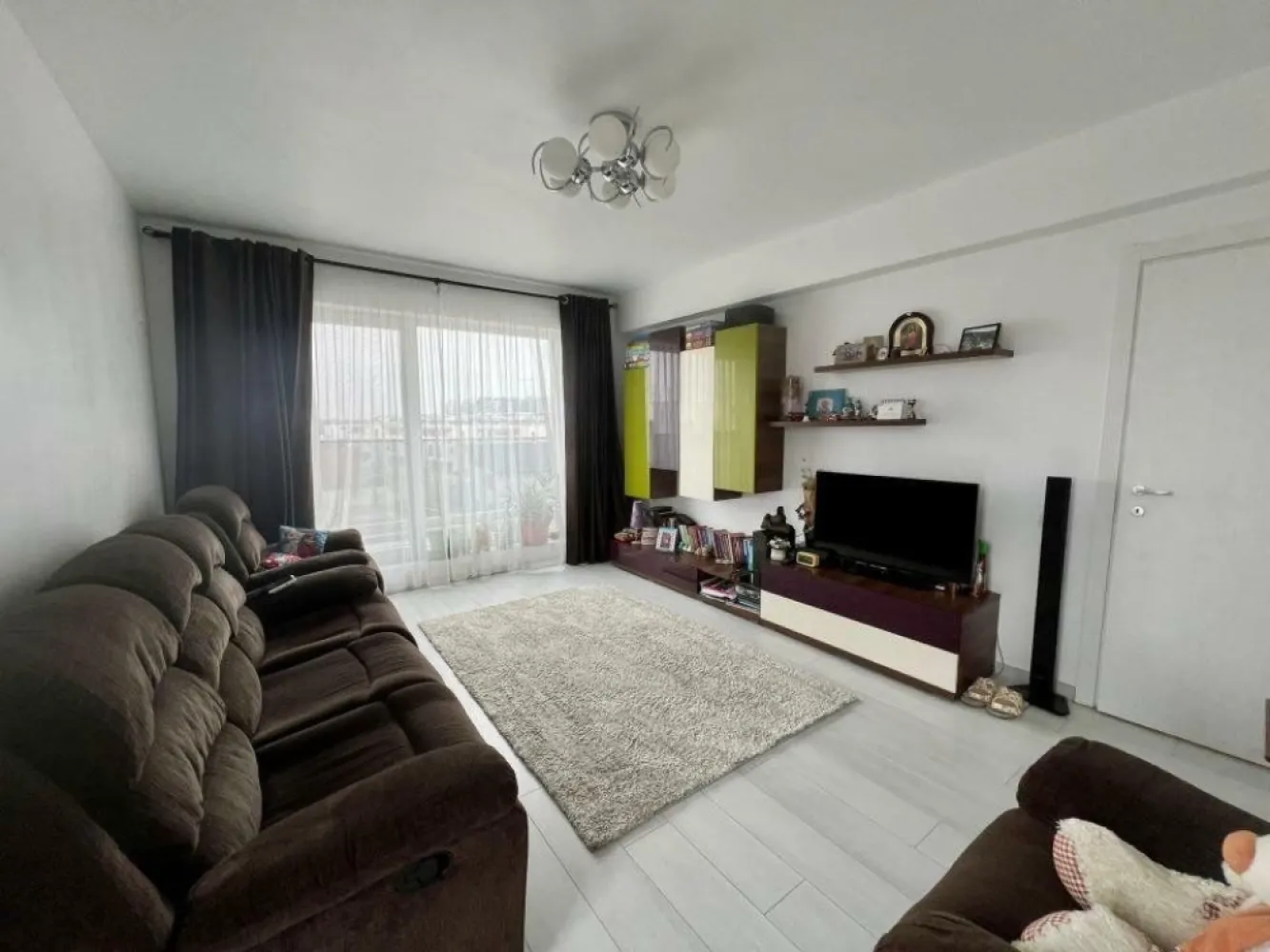 Ag BRASADAS vindap 3 cam terasa tip PENTHOUSE zona TITAN. - Ag BRASADAS vinde apartament spaţios cu 3 camere tip PENTHOUSE. 
Apartamentul este desfăşurat pe tot etajul 3, blocul având doar 3 etaje, cu suprafaţă utilă interioară de 85,3 mp şi suprafată totală de 137,5 mp în care sunt incluse terasele.
Apartamentul este compus din:
- Patru balcoane generoase, câte unul pe fiecare latură. 
- Dormitor matrimonial cu suprafaţa de 16,4 mp, acesta are o baie proprie de 5,7 mp.
- Dormitor cu suprafaţa de 14,5 mp.
- Living cu suprafaţa de 18,9 mp.
- Bucătărie cu formă pătrată cu suprafaţa de 12,1 mp.
- Hol spaţios, 12,4 mp.
- Baie pe hol cu suprafaţa de 5,3 mp.
Apartamentul are încălzire în pardoseală, este foarte spaţios şi luminos, anul construcţiei este 2023, se află într-o zonă cu regim de înălţime al imobilelor mic, în jurul blocului fiind construite case, se vinde cu 2 locuri de parcare. 
Blocul nu are lift.
Distanţe faţă de puncte de interes:
- 5 minute până la Parcul Teilor.
- 5 minute până la staţie STB.
- 20 minute până la metrou Nicolae Teclu.
- 5 minute până la Carrefour/Profi.

www.brasadas.com
