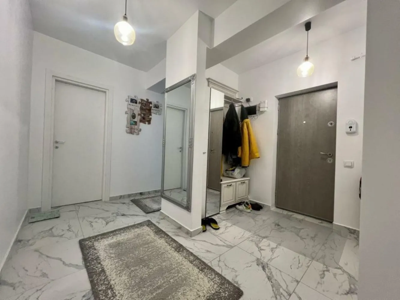 Ag BRASADAS vindap 3 cam terasa tip PENTHOUSE zona TITAN. - Ag BRASADAS vinde apartament spaţios cu 3 camere tip PENTHOUSE. 
Apartamentul este desfăşurat pe tot etajul 3, blocul având doar 3 etaje, cu suprafaţă utilă interioară de 85,3 mp şi suprafată totală de 137,5 mp în care sunt incluse terasele.
Apartamentul este compus din:
- Patru balcoane generoase, câte unul pe fiecare latură. 
- Dormitor matrimonial cu suprafaţa de 16,4 mp, acesta are o baie proprie de 5,7 mp.
- Dormitor cu suprafaţa de 14,5 mp.
- Living cu suprafaţa de 18,9 mp.
- Bucătărie cu formă pătrată cu suprafaţa de 12,1 mp.
- Hol spaţios, 12,4 mp.
- Baie pe hol cu suprafaţa de 5,3 mp.
Apartamentul are încălzire în pardoseală, este foarte spaţios şi luminos, anul construcţiei este 2023, se află într-o zonă cu regim de înălţime al imobilelor mic, în jurul blocului fiind construite case, se vinde cu 2 locuri de parcare. 
Blocul nu are lift.
Distanţe faţă de puncte de interes:
- 5 minute până la Parcul Teilor.
- 5 minute până la staţie STB.
- 20 minute până la metrou Nicolae Teclu.
- 5 minute până la Carrefour/Profi.

www.brasadas.com