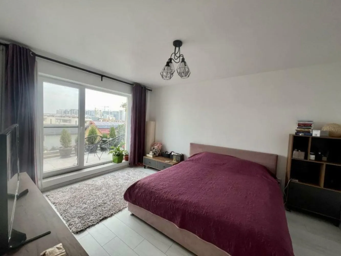 Ag BRASADAS vindap 3 cam terasa tip PENTHOUSE zona TITAN. - Ag BRASADAS vinde apartament spaţios cu 3 camere tip PENTHOUSE. 
Apartamentul este desfăşurat pe tot etajul 3, blocul având doar 3 etaje, cu suprafaţă utilă interioară de 85,3 mp şi suprafată totală de 137,5 mp în care sunt incluse terasele.
Apartamentul este compus din:
- Patru balcoane generoase, câte unul pe fiecare latură. 
- Dormitor matrimonial cu suprafaţa de 16,4 mp, acesta are o baie proprie de 5,7 mp.
- Dormitor cu suprafaţa de 14,5 mp.
- Living cu suprafaţa de 18,9 mp.
- Bucătărie cu formă pătrată cu suprafaţa de 12,1 mp.
- Hol spaţios, 12,4 mp.
- Baie pe hol cu suprafaţa de 5,3 mp.
Apartamentul are încălzire în pardoseală, este foarte spaţios şi luminos, anul construcţiei este 2023, se află într-o zonă cu regim de înălţime al imobilelor mic, în jurul blocului fiind construite case, se vinde cu 2 locuri de parcare. 
Blocul nu are lift.
Distanţe faţă de puncte de interes:
- 5 minute până la Parcul Teilor.
- 5 minute până la staţie STB.
- 20 minute până la metrou Nicolae Teclu.
- 5 minute până la Carrefour/Profi.

www.brasadas.com