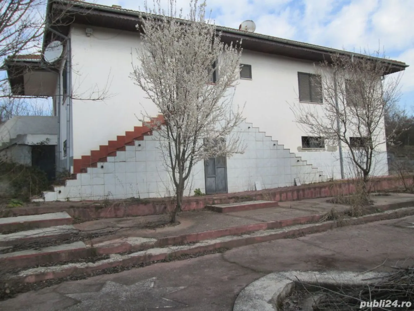 Vand Vila si teren cu deschidere la lac (5128mp) - Vila cu deschidere la lac, in localitatea Cozieni comuna Ganeasa.Este construita in 2006 din zidarie (caramida poroterm) si beton armat,acoperis tigla ,pe un teren in suprafata de 5128 mp(intravilan).avand amprenta la sol150 mp si o suprafata construita desfasurata de 324 mp,regim de inaltime P+1.
 Vila este compusa din
 parter depozit garaj suprafata de 140 mp
 etaj suprafata 140 mp -3 dormitoare,camera de zi,bucatarie ,doua bai(gresie,faianta,geamuri termopan,usi de lemn)
 Casa este deosebit de solida dar necesita reparatii,refinisare partiala,(este la gri) .Intreg ansamblul se preteaza foarte bine pentru activitatea unei firme.(drum de acces,depozit mare,)
 Casa dispune de curent electric,gaze,fosa septica ,put
 Front stradal 35 m la DJ 100
 Deschidere la lac 20 m.
 Statie mijloc de transport in comun la 5 minute distanta.