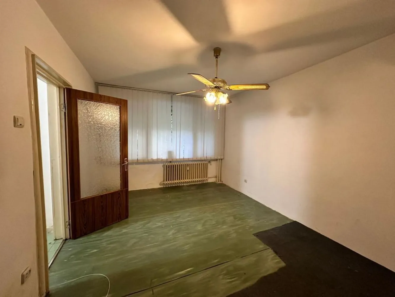 Garsoniera, Studio, Obor apropae de parc, potential spatiu comercial - Ofer spre vanzare garsoniera decomandată (bucatarie si hol separat de camera principala), situată într-o locație excelentă la 5 minute de Parc Pumbuita si in proximitate piața Obor, cu un potențial comercial ridicat. 

Cu o suprafață utilă de 37 mp și compartimentare eficientă (hol, bucătărie, baie, dormitor), acest apartament construit în 1972 este ideal atât pentru locuit, cât și pentru investiții în spații comerciale (salon, magazin etc.)

Localizat la parter (Ion Berindei nr.9), cu acces direct la strada Ion Berindei si foarte rapid la Doamna Ghica si șossaua Bucuresti-Urziceni, garsoniera beneficiază accesul rapid la mijloacele de transport în comun (stație de autobuz, tramvai și metrou) 

- Locație excelentă: Zona centrală, aproape de Parcul Plumbuita și Piața Obor
- Suprafață și compartimentare: 37 mp utili, decomandat – hol, bucătărie, baie și dormitor
- Ideal pentru locuință sau Potențial commercial: salon sau magazin, având acces direct din stradă
- Acces la transport public: Stație de autobuz, tramvai și metrou în proximitate

Va rog să mă contactați doar daca sunteți hotărâți daca nu raspund lasăți un mesaj!