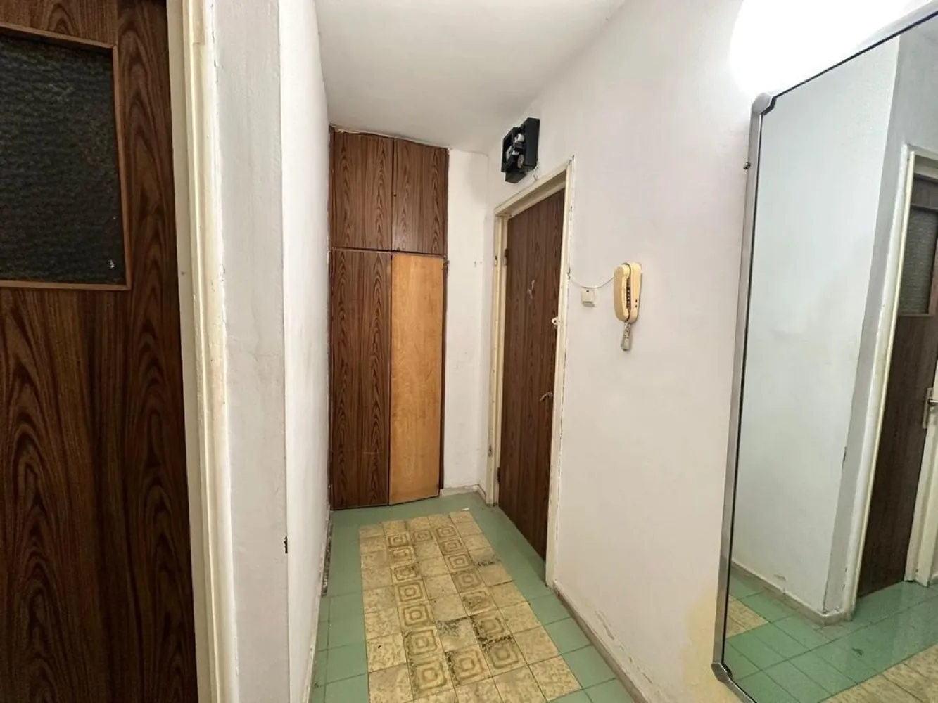 Garsoniera, Studio, Obor apropae de parc, potential spatiu comercial - Ofer spre vanzare garsoniera decomandată (bucatarie si hol separat de camera principala), situată într-o locație excelentă la 5 minute de Parc Pumbuita si in proximitate piața Obor, cu un potențial comercial ridicat. 

Cu o suprafață utilă de 37 mp și compartimentare eficientă (hol, bucătărie, baie, dormitor), acest apartament construit în 1972 este ideal atât pentru locuit, cât și pentru investiții în spații comerciale (salon, magazin etc.)

Localizat la parter (Ion Berindei nr.9), cu acces direct la strada Ion Berindei si foarte rapid la Doamna Ghica si șossaua Bucuresti-Urziceni, garsoniera beneficiază accesul rapid la mijloacele de transport în comun (stație de autobuz, tramvai și metrou) 

- Locație excelentă: Zona centrală, aproape de Parcul Plumbuita și Piața Obor
- Suprafață și compartimentare: 37 mp utili, decomandat – hol, bucătărie, baie și dormitor
- Ideal pentru locuință sau Potențial commercial: salon sau magazin, având acces direct din stradă
- Acces la transport public: Stație de autobuz, tramvai și metrou în proximitate

Va rog să mă contactați doar daca sunteți hotărâți daca nu raspund lasăți un mesaj!
