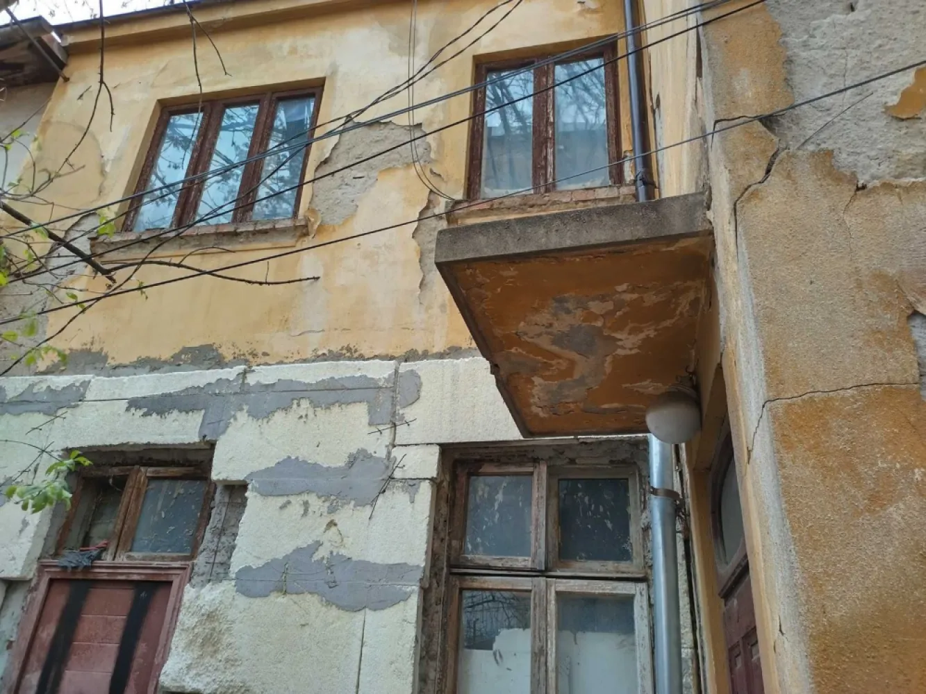CASA DE VANZARE Scoala Iancului, Popa Nan Bucuresti - Casa 2 camere zona Popa Nan, Scoala Iancului.
Necesita reparatii. Suprafata 60mp, plus cota de folosinta 40% din suprafata teren de 105 mp.
Are 2 camere, vestibul, baie, bucatarie, camara si pivnita. Are trasa teava de gaze pana la usa imobilului.