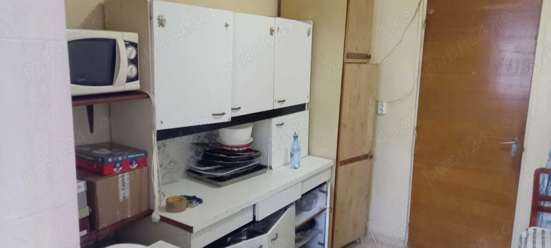 Vand apartament 2 camere zona Aviatiei - Apartament 2 camere decomandate, etaj 1 din 4, Str. Elena Caragiani, nr. 44, Sector 1, Bucuresti

Bloc 4 etaje

Vizionare apartament sambata 21 dec 2024 intre orele 10 si 14

Nu dorim colaborarea cu agentiile.

Suprafata totala 52 mp si suprafata utila de 50,10 mp

An constructie 1985

Reabilitat termic 2011

Dependinte: bucatarie, camara, debara, vestibul, baie si balcon tip logie de 3,75 mp

Parchet laminat in camere, hol si balcon din 2017

Gresie si faianta in bucatarie din 2017

Gresie si faianta baie din 1985

Necesita reamenajare dar se poate locui dupa ce se da eventual o mana de lavabil.

Mobila existenta este functionala, mai putin mobilierul de bucatarie care trebuie inlocuit sau reparat eventual in prima urgenta dar daca nu este dorita, prezentam apartamentul gol.