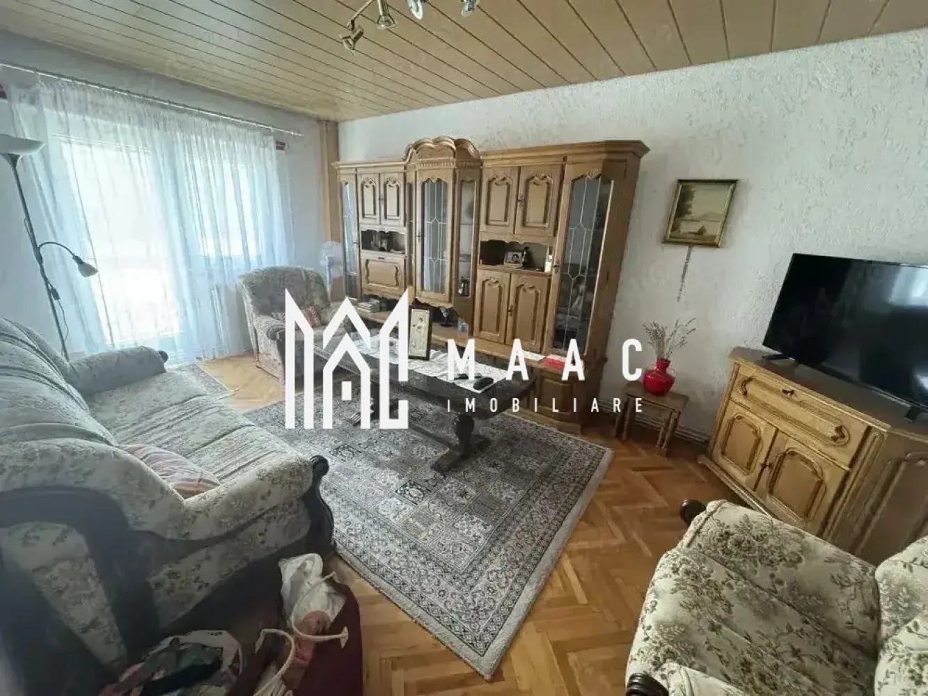 Apartament 3 camere | Etaj 2 | Decomandat | Calea Dumbravii - MAAC Imobiliare vă propune spre închiriere un apartament cu 3 camere, situat pe strada Școala de Înot – una dintre cele mai căutate zone rezidențiale din Sibiu. Apartamentul are o suprafață utilă de 67 mp, este decomandat, confort 1, situat la etajul 2 al unui imobil izolat termic și se închiriază complet mobilat și utilat, fiind disponibil imediat. Compartimentarea este practică: 3 camere, 1 baie, balcon, bucătărie separată, hol generos. Dotări: centrală termică proprie, aer condiționat, geamuri termopan, ușă metalică, parchet, gresie, contorizare separată. Avantaje zonă: La 5 minute de Parcul Sub Arini La 10 minute de centrul orașului Acces rapid la transport public, magazine, școli și zone de agrement Perioadă minimă de închiriere: 12 luni Garanție: echivalentul unei luni de chirie Pentru mai multe informații și vizionări, vă rugăm să menționați ID: CP2590522 }}