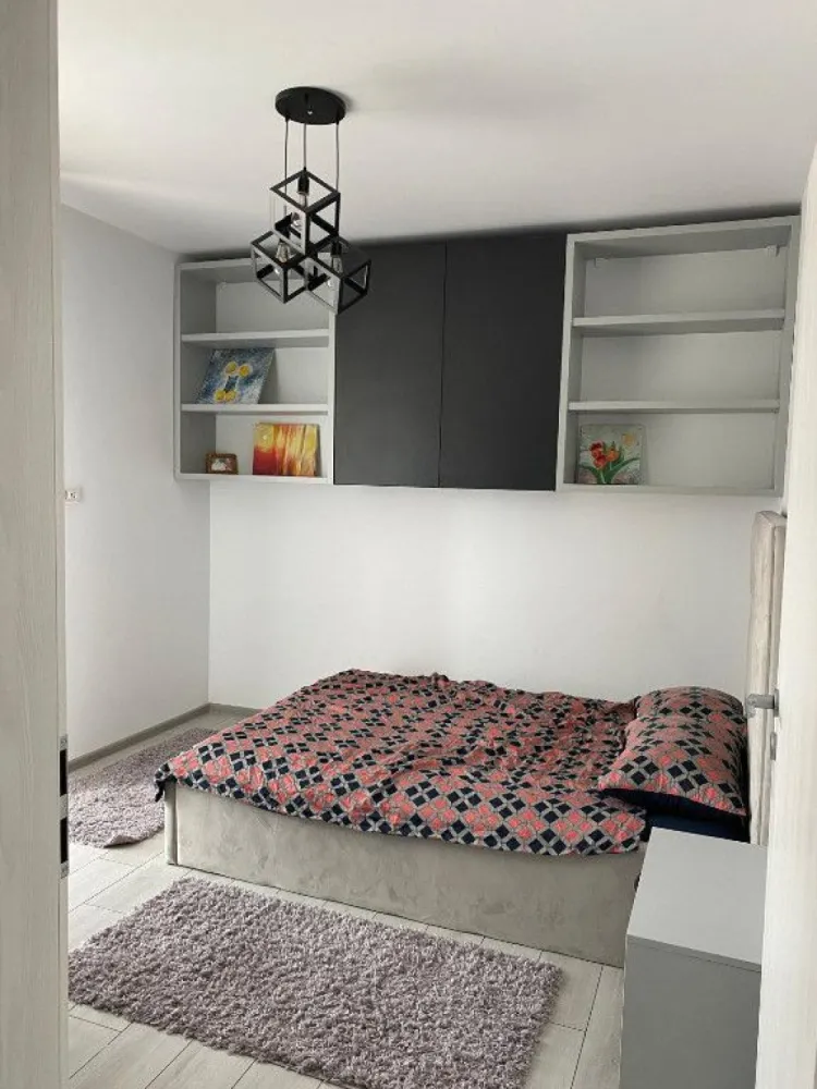 Proprietar,apartament 2 cam,mobilat/parcare Kristal Residence,Berceni - Complex Kristal Residence, Bloc D6, etajul 8 din 8 cu vedere panoramică. Acest apartament elegant, construit în 2022, este mobilat și utilat la comanda, gata pentru a te muta. Se vinde ca in fotografii.

Caracteristici:
Spațiu Generos: 2 camere frumos mobilate, cu mobilier realizat pe comandă pentru un plus de personalitate.
Comoditate: Include parcare supraterană și 2 lifturi pentru acces facil, aer condiționat Bosch și centrală termică Viessmann cu conexiune wifi.
Ideal pentru Familii: Bucură-te de spații verzi și locuri de joacă chiar lângă locuință, precum și de vecinătatea parcului Tudor Arghezi.
Locație Excelentă: La doar 1 minut de magazine, 2-3 minute de Lidl si Kaufland și lângă Jumbo și Metro Berceni.
Conectivitate Excelentă: La doar 3 minute de mijloacele de transport în comun și 8-9 minute de metrou, făcând naveta accesibilă.
Acest apartament este perfect pentru cei care apreciază confortul și stilul, cu mobilier pentru un aer modern și electrocasnice de calitate. Nu rata această oportunitate de a deține o locuință într-una dintre cele mai dinamice zone.

Pret: 97.000€ negociabil

Se poate achiziționa și fără locul de parcare (prin banca), iar acesta să fie cumpărat separat prin rate.