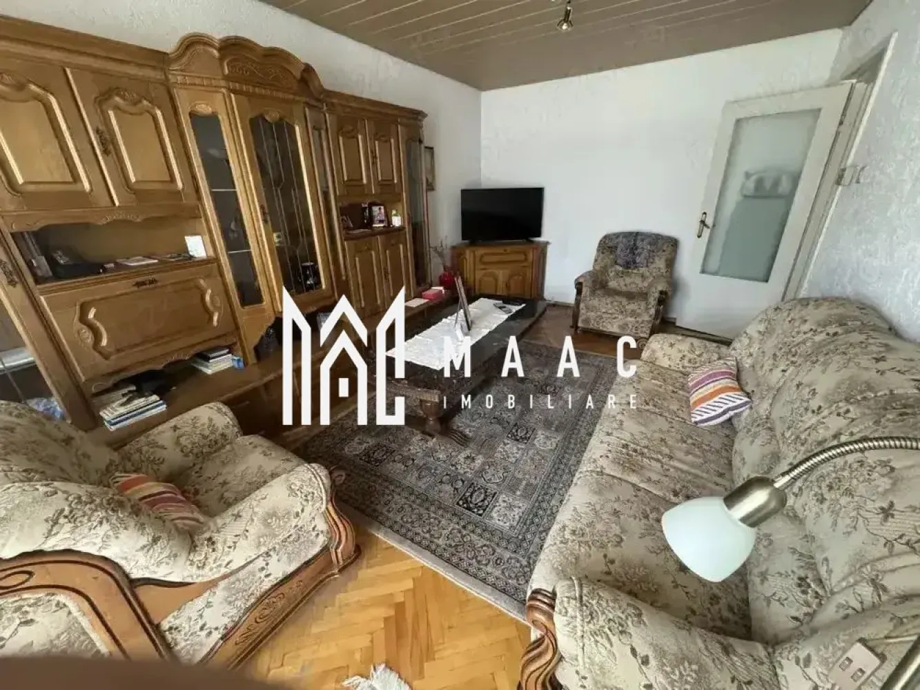 Apartament 3 camere | Etaj 2 | Decomandat | Calea Dumbravii - MAAC Imobiliare vă propune spre închiriere un apartament cu 3 camere, situat pe strada Școala de Înot – una dintre cele mai căutate zone rezidențiale din Sibiu. Apartamentul are o suprafață utilă de 67 mp, este decomandat, confort 1, situat la etajul 2 al unui imobil izolat termic și se închiriază complet mobilat și utilat, fiind disponibil imediat. Compartimentarea este practică: 3 camere, 1 baie, balcon, bucătărie separată, hol generos. Dotări: centrală termică proprie, aer condiționat, geamuri termopan, ușă metalică, parchet, gresie, contorizare separată. Avantaje zonă: La 5 minute de Parcul Sub Arini La 10 minute de centrul orașului Acces rapid la transport public, magazine, școli și zone de agrement Perioadă minimă de închiriere: 12 luni Garanție: echivalentul unei luni de chirie Pentru mai multe informații și vizionări, vă rugăm să menționați ID: CP2590522 }}