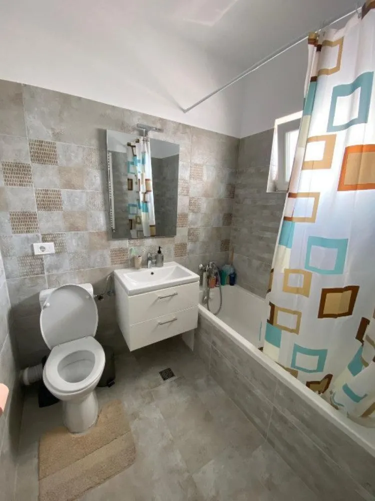 Proprietar,apartament 2 cam,mobilat/parcare Kristal Residence,Berceni - Complex Kristal Residence, Bloc D6, etajul 8 din 8 cu vedere panoramică. Acest apartament elegant, construit în 2022, este mobilat și utilat la comanda, gata pentru a te muta. Se vinde ca in fotografii.

Caracteristici:
Spațiu Generos: 2 camere frumos mobilate, cu mobilier realizat pe comandă pentru un plus de personalitate.
Comoditate: Include parcare supraterană și 2 lifturi pentru acces facil, aer condiționat Bosch și centrală termică Viessmann cu conexiune wifi.
Ideal pentru Familii: Bucură-te de spații verzi și locuri de joacă chiar lângă locuință, precum și de vecinătatea parcului Tudor Arghezi.
Locație Excelentă: La doar 1 minut de magazine, 2-3 minute de Lidl si Kaufland și lângă Jumbo și Metro Berceni.
Conectivitate Excelentă: La doar 3 minute de mijloacele de transport în comun și 8-9 minute de metrou, făcând naveta accesibilă.
Acest apartament este perfect pentru cei care apreciază confortul și stilul, cu mobilier pentru un aer modern și electrocasnice de calitate. Nu rata această oportunitate de a deține o locuință într-una dintre cele mai dinamice zone.

Pret: 97.000€ negociabil

Se poate achiziționa și fără locul de parcare (prin banca), iar acesta să fie cumpărat separat prin rate.