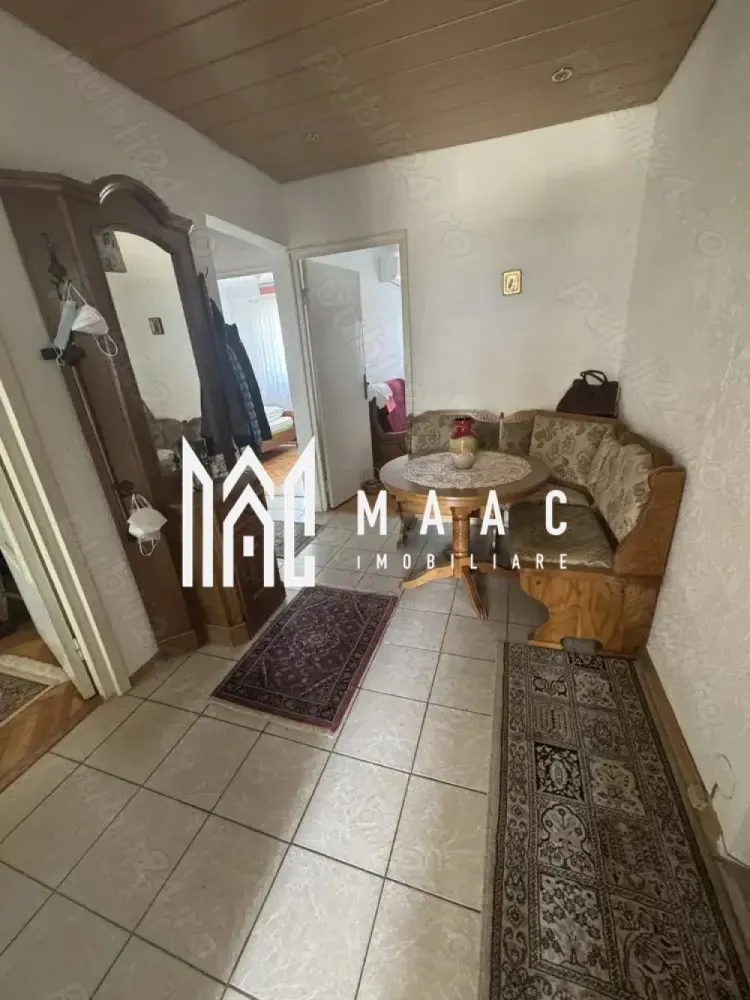 Apartament 3 camere | Etaj 2 | Decomandat | Calea Dumbravii - MAAC Imobiliare vă propune spre închiriere un apartament cu 3 camere, situat pe strada Școala de Înot – una dintre cele mai căutate zone rezidențiale din Sibiu. Apartamentul are o suprafață utilă de 67 mp, este decomandat, confort 1, situat la etajul 2 al unui imobil izolat termic și se închiriază complet mobilat și utilat, fiind disponibil imediat. Compartimentarea este practică: 3 camere, 1 baie, balcon, bucătărie separată, hol generos. Dotări: centrală termică proprie, aer condiționat, geamuri termopan, ușă metalică, parchet, gresie, contorizare separată. Avantaje zonă: La 5 minute de Parcul Sub Arini La 10 minute de centrul orașului Acces rapid la transport public, magazine, școli și zone de agrement Perioadă minimă de închiriere: 12 luni Garanție: echivalentul unei luni de chirie Pentru mai multe informații și vizionări, vă rugăm să menționați ID: CP2590522 }}
