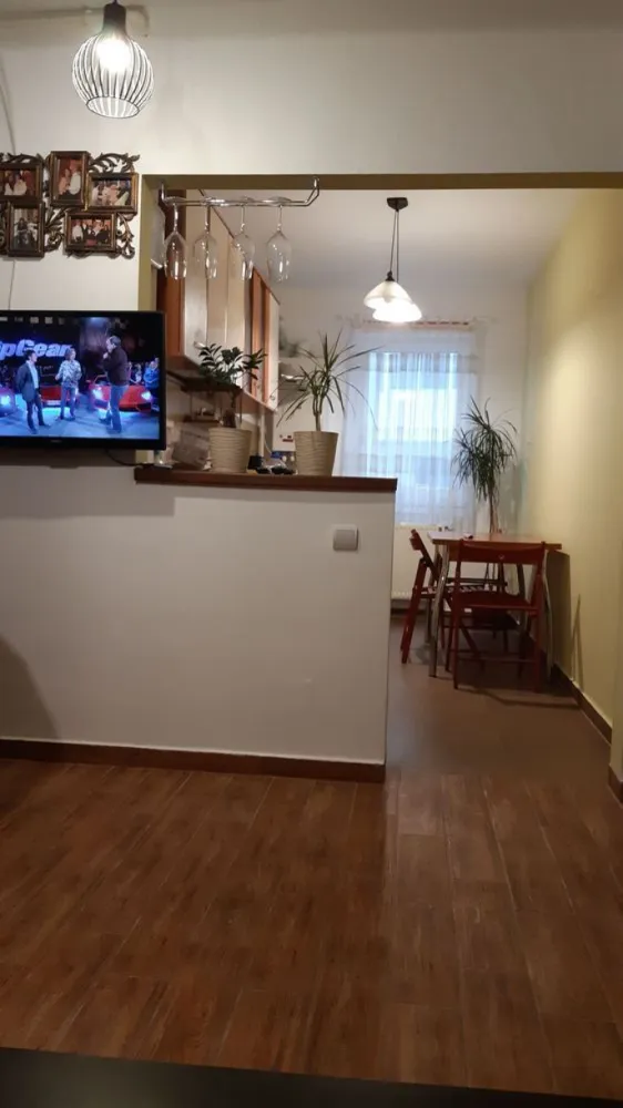 Vand apartament cu 2 camere NU GARSONIERA dubla si loc de parcare - Vând apartament cu 2 camere , bucătărie separată 
(NU confundați cu proprietarii de garsonieră dublă și folosesc titulatura de apartament cu 2 camere - gen open space )
la parter din 5 etaje (pretabil spațiu comercial) Bld. Metalurgiei / Drumul Binelui 
Foarte bine compartimentat și poziționat, la 1 minute de mers pe jos făță de statia STB și hipermarket plus alte magazine de cartier !
La 10 minute de mers pe jos făță de stație de metrou apărătorii patriei !
Loc de parcare 5500 E negociabil!
Imobil achiziționat direct de la dezvoltator 
Apartamentul se vinde mobilat si utilat complet !
Anul construcției 2019