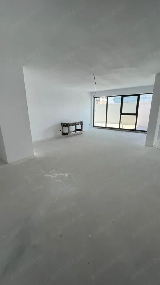 Direct proprietar, Penthouse 4 camere, 3 bai, 120mp utili, terasa 65mp, Unirii - Penthouse-ul se afla la etajul 4, ultimul, dintr-un complex de resedinte noi pozitionat pe o strada linistita unde preponderent sunt vile. Ca si repere ar fi Piata Alba-Iulia si Bd. Unirii la o distanta ce poate fi parcursa in aprox. 3 min de mers pe jos.

Suprafata utila este de 120 mp la care se adauga terasa de 65mp.

Nu este o suprainaltare adaugata ulterior proiectului, asa cum se intampla de obicei cu penthouse-urile din Bucuresti. Pana la finalizarea complexului ar mai dura 1-2 luni, acum realizandu-se ultimele finisaje.

Dispunerea este una excelenta, avand un living spatios de 42mp, 3 dormitoare cu suprafete intre 13 si 17mp, 3 bai, dintre care una este ensuite. Bucataria este de asemenea generoasa, apartamentul dispunand suplimentar si de camara si debara.

Tavanul este inalt, 280 cm, creandu-se astfel un spatiu extrem de aerisit.

Blocul are lift.

Centrala termica este instalata.

Achizitia nu presupune niciun comision deoarece anuntul este postat chiar de proprietari.