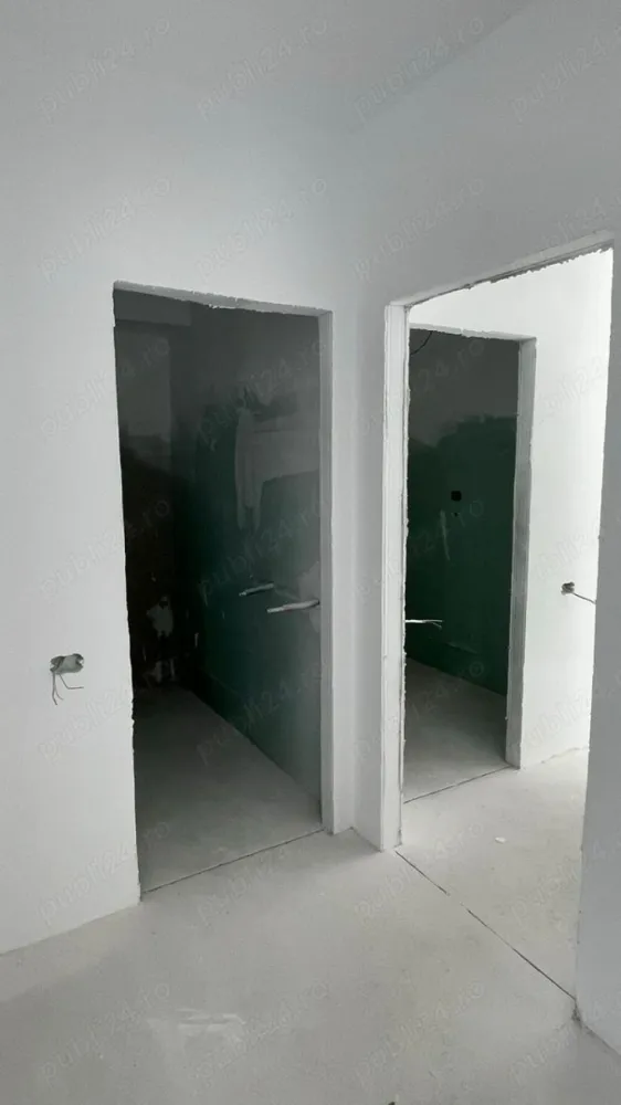 Direct proprietar, Penthouse 4 camere, 3 bai, 120mp utili, terasa 65mp, Unirii - Penthouse-ul se afla la etajul 4, ultimul, dintr-un complex de resedinte noi pozitionat pe o strada linistita unde preponderent sunt vile. Ca si repere ar fi Piata Alba-Iulia si Bd. Unirii la o distanta ce poate fi parcursa in aprox. 3 min de mers pe jos.

Suprafata utila este de 120 mp la care se adauga terasa de 65mp.

Nu este o suprainaltare adaugata ulterior proiectului, asa cum se intampla de obicei cu penthouse-urile din Bucuresti. Pana la finalizarea complexului ar mai dura 1-2 luni, acum realizandu-se ultimele finisaje.

Dispunerea este una excelenta, avand un living spatios de 42mp, 3 dormitoare cu suprafete intre 13 si 17mp, 3 bai, dintre care una este ensuite. Bucataria este de asemenea generoasa, apartamentul dispunand suplimentar si de camara si debara.

Tavanul este inalt, 280 cm, creandu-se astfel un spatiu extrem de aerisit.

Blocul are lift.

Centrala termica este instalata.

Achizitia nu presupune niciun comision deoarece anuntul este postat chiar de proprietari.