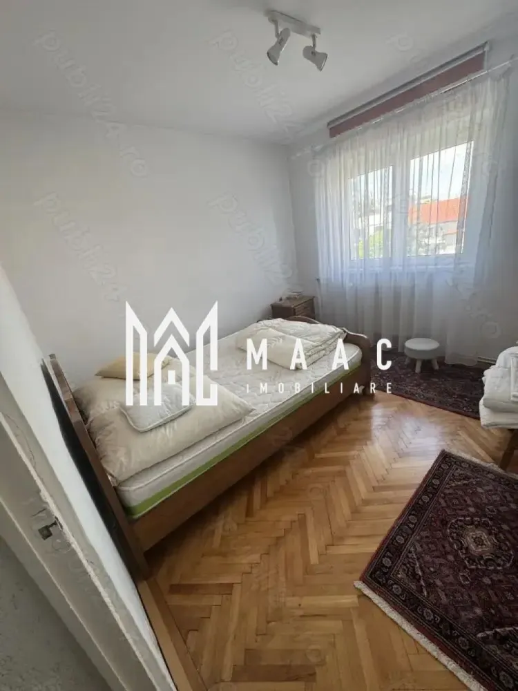 Apartament 3 camere | Etaj 2 | Decomandat | Calea Dumbravii - MAAC Imobiliare vă propune spre închiriere un apartament cu 3 camere, situat pe strada Școala de Înot – una dintre cele mai căutate zone rezidențiale din Sibiu. Apartamentul are o suprafață utilă de 67 mp, este decomandat, confort 1, situat la etajul 2 al unui imobil izolat termic și se închiriază complet mobilat și utilat, fiind disponibil imediat. Compartimentarea este practică: 3 camere, 1 baie, balcon, bucătărie separată, hol generos. Dotări: centrală termică proprie, aer condiționat, geamuri termopan, ușă metalică, parchet, gresie, contorizare separată. Avantaje zonă: La 5 minute de Parcul Sub Arini La 10 minute de centrul orașului Acces rapid la transport public, magazine, școli și zone de agrement Perioadă minimă de închiriere: 12 luni Garanție: echivalentul unei luni de chirie Pentru mai multe informații și vizionări, vă rugăm să menționați ID: CP2590522 }}