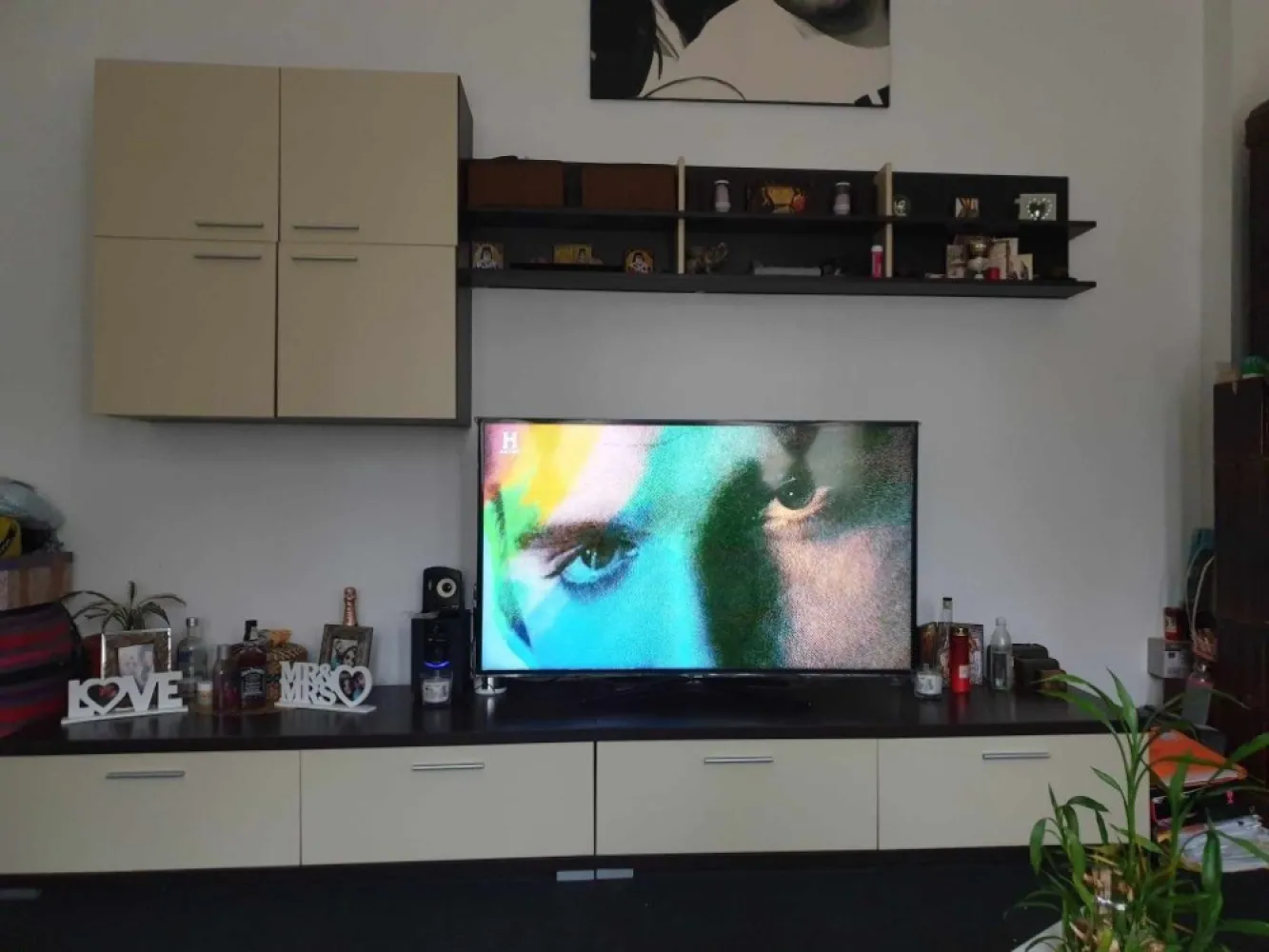 Vand apartament ULTRACENTRAL mosilor - Apartament in vila 120 mp total 85 mp utili compus din 3 camere 2 balcoane baie bucatarie hol ce poate fi facut ca dormitor ca dependinta pod. 50 mp ,gresie, faianta,termopane,usa metalica,aer conditionat, zona mosilor vechi zona centrala linistita .5 minute de piata universitati.
Curte comuna . Schimb cu apartament conf 1 plus diferenta
