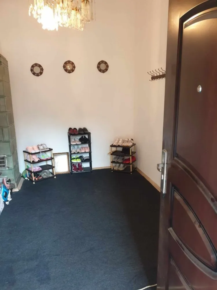 Vand apartament ULTRACENTRAL mosilor - Apartament in vila 120 mp total 85 mp utili compus din 3 camere 2 balcoane baie bucatarie hol ce poate fi facut ca dormitor ca dependinta pod. 50 mp ,gresie, faianta,termopane,usa metalica,aer conditionat, zona mosilor vechi zona centrala linistita .5 minute de piata universitati.
Curte comuna . Schimb cu apartament conf 1 plus diferenta