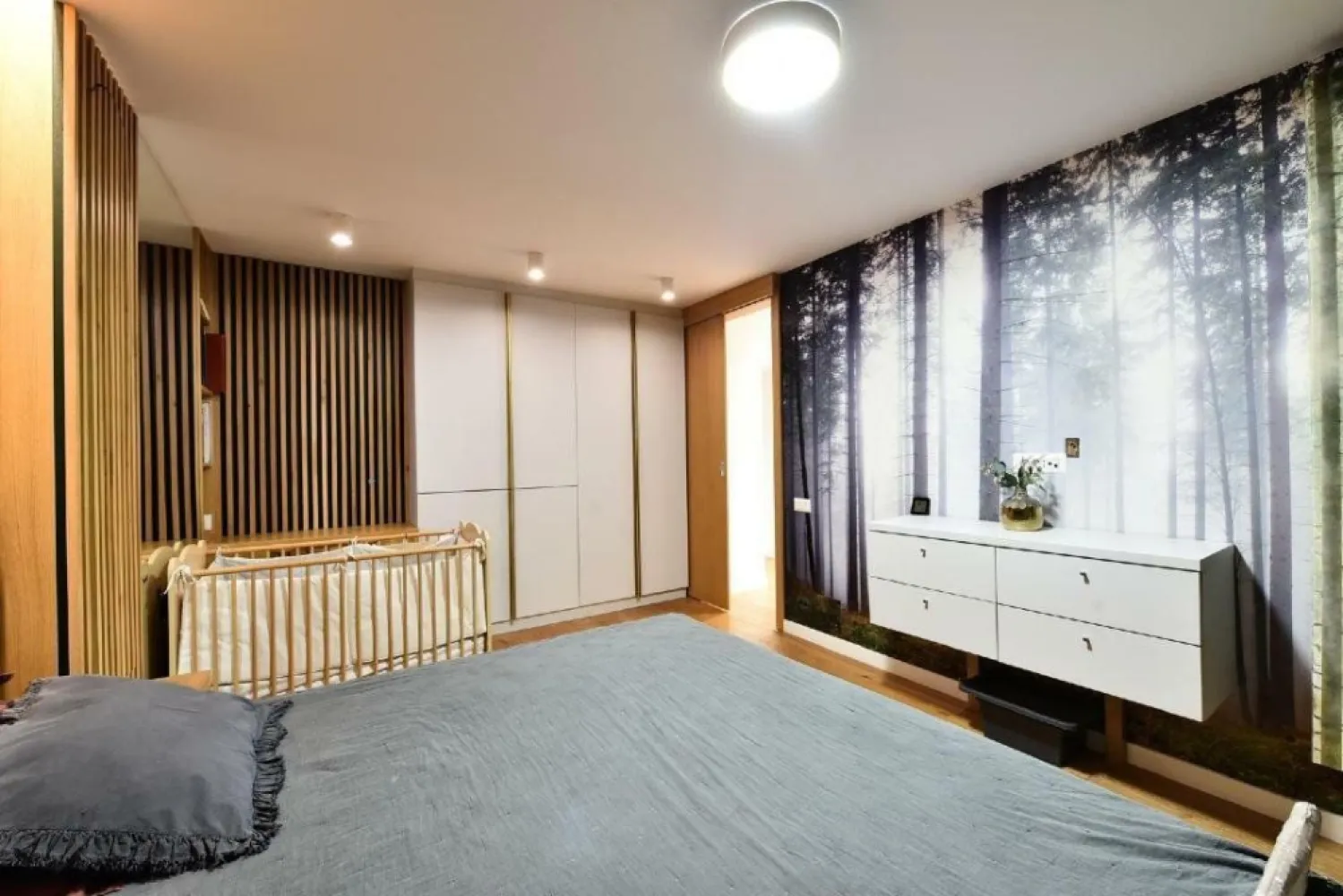 Apartament Duplex 5 camere Aviatiei - Cloud 9 Residence Lux - **Oportunitate rară în Aviaţiei - Herastrău - Pipera: Proprietate perfectă pentru familii cu copii**

Descoperiţi acest imobil de lux, complet echipat şi mobilat, ideal pentru o familie activă în inima Bucureştiului.

**Caracteristici principale:**
- **Tip imobil:** Duplex, format din 2 apartamente alipite, cu 5 camere
- **Suprafaţă construită:** 200 mp şi curte de 30 mp în complexul Cloud 9 Residence
- **Finisaje de lux:** Design interior realizat de un specialist cu atentie la compartimentare si eficientizare unitati locative de lux
- **Mobilă şi pardoseală:** Lemn masiv de cea mai înaltă calitate, parchet din lemn natural

**Locaţie privilegiată:**
- **Conectivitate excelentă:** Metrou Aviaţiei la 8 minute pe jos, aproape de DRPCIV şi Carrefour Market în incinta complexului
- **Recreere şi utilităţi:** Parcul Herăstrău şi Ponderas la scurtă distanţă cu maşina
- **Accesibilitate:** Aeroportul Băneasa în 15 minute şi Otopeni în 20 minute cu maşina

**Dotări şi facilităţi:**
- **Spaţii generoase:** 4 dormitoare, dressing separat, living cu înălţime de 6 m
- **Bucătărie complet mobilată şi utilată:** Equipată pentru confortul maxim al familiei
- **Confort modern:** Sistem smart home pentru controlul eficient al temperaturii şi încărcare auto electrică

**Alte detalii:**
- **Parcare:** Locuri disponibile contra cost, în apropierea liftului de la etajul -1 si cu statie de incarcare electrica. 
- **Preţ:** 649.000 EURO + TVA

Acest imobil unic reprezintă o oportunitate de neegalat pentru cei care apreciază confortul şi luxul într-o locaţie centrală din Bucureşti.
