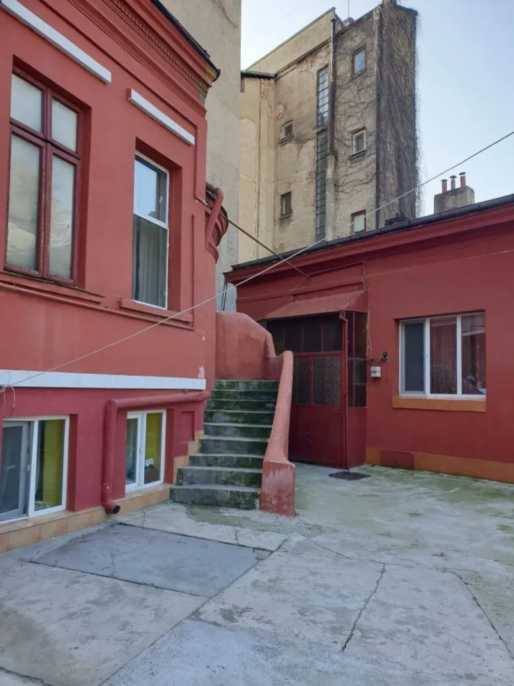 Vand apartament ULTRACENTRAL mosilor - Apartament in vila 120 mp total 85 mp utili compus din 3 camere 2 balcoane baie bucatarie hol ce poate fi facut ca dormitor ca dependinta pod. 50 mp ,gresie, faianta,termopane,usa metalica,aer conditionat, zona mosilor vechi zona centrala linistita .5 minute de piata universitati.
Curte comuna . Schimb cu apartament conf 1 plus diferenta