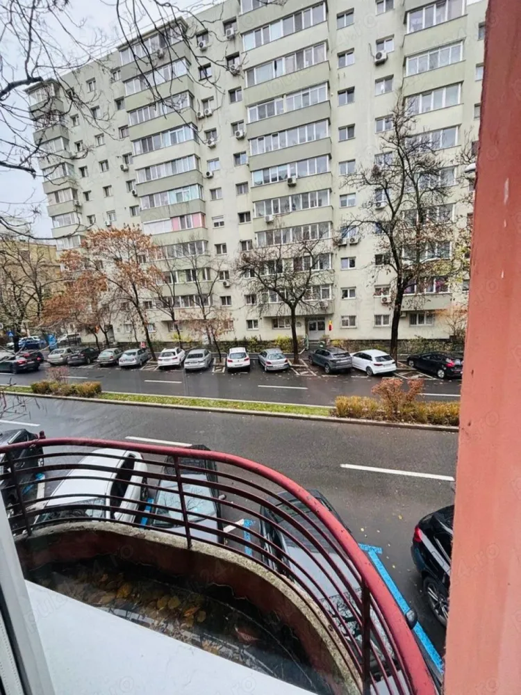 Vanzare apartament 3 camere - Apartament 3 camere in vila ( etaj 1), semidecomandat, 2 bai, 2 balcoane ( unul inchis si unul deschis) sala de fitness, curte, garaj si 1 loc de parcare separat ADP. 

Apartamentul se vinde complet mobilat ( 2 aere conditionate, masina de spalat, centrala proprie)